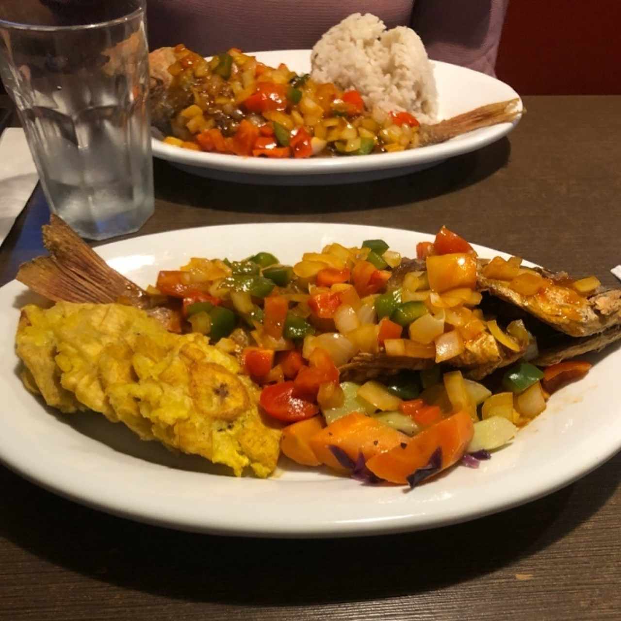 Pargo a la criolla con patacones y arroz con coco