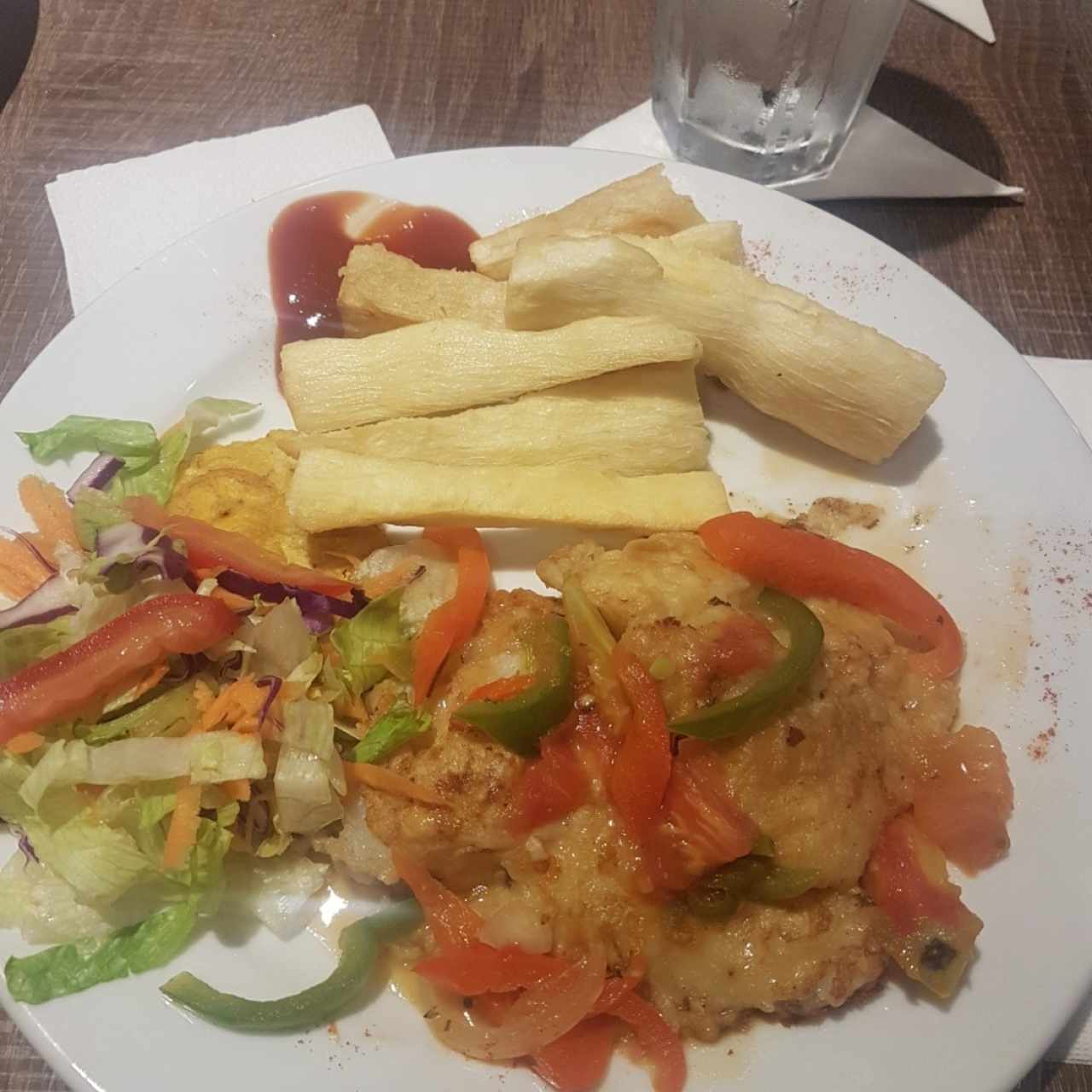 Menú Lunch, filete de corvina a la meniere con yuca frita