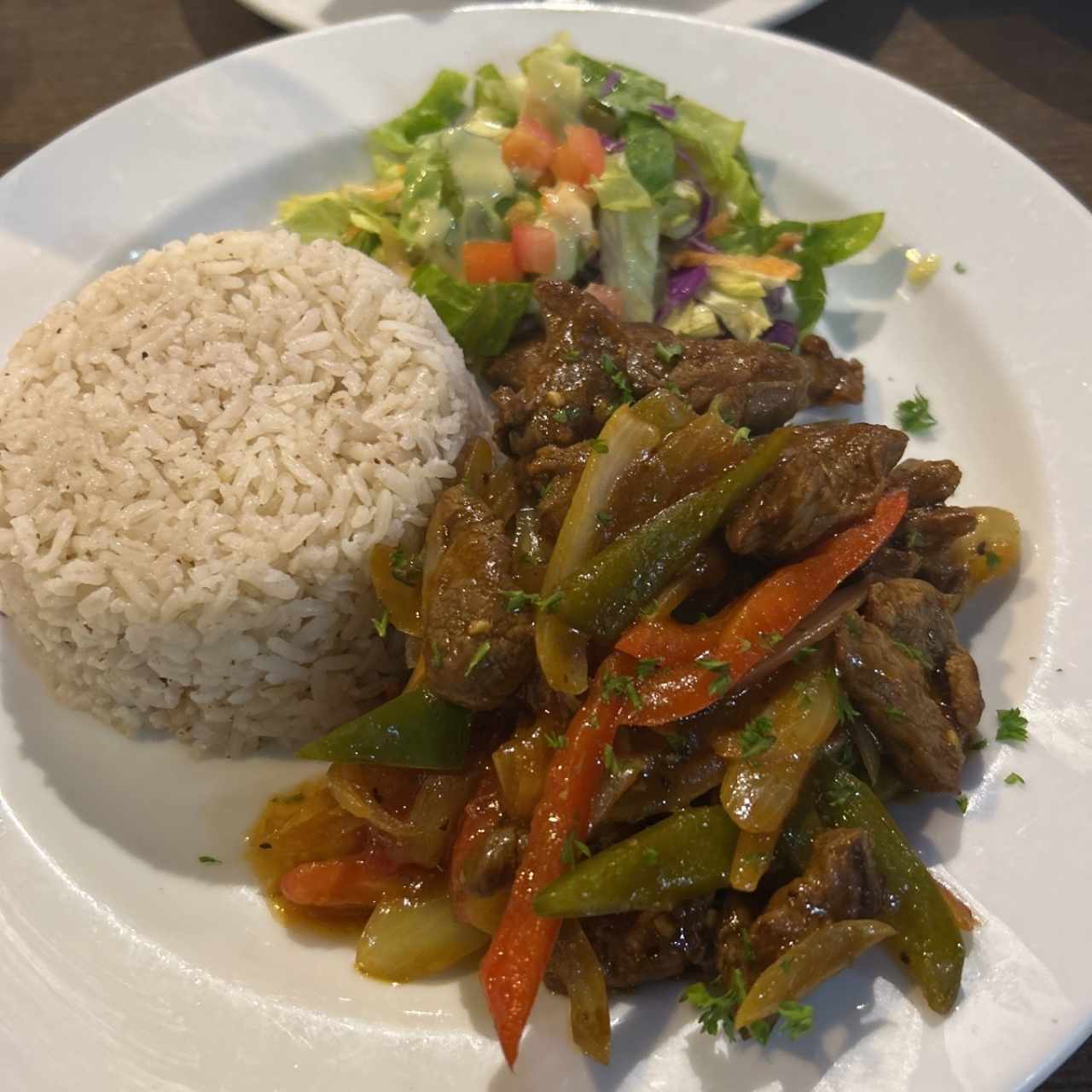 Filete de Res Picado en Salsa Criolla