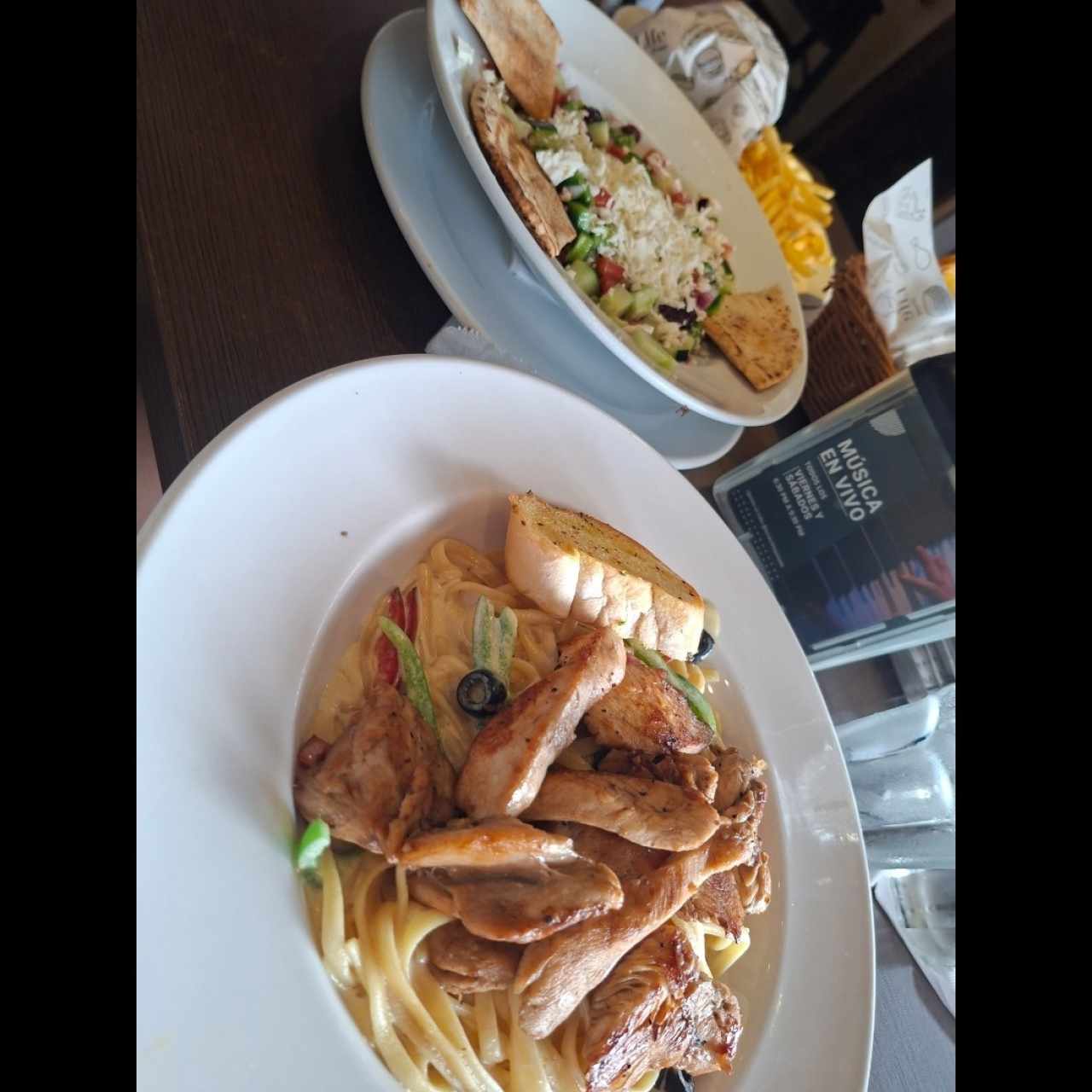 Linguini con Pollo en salsa blanca, roja al oleo
