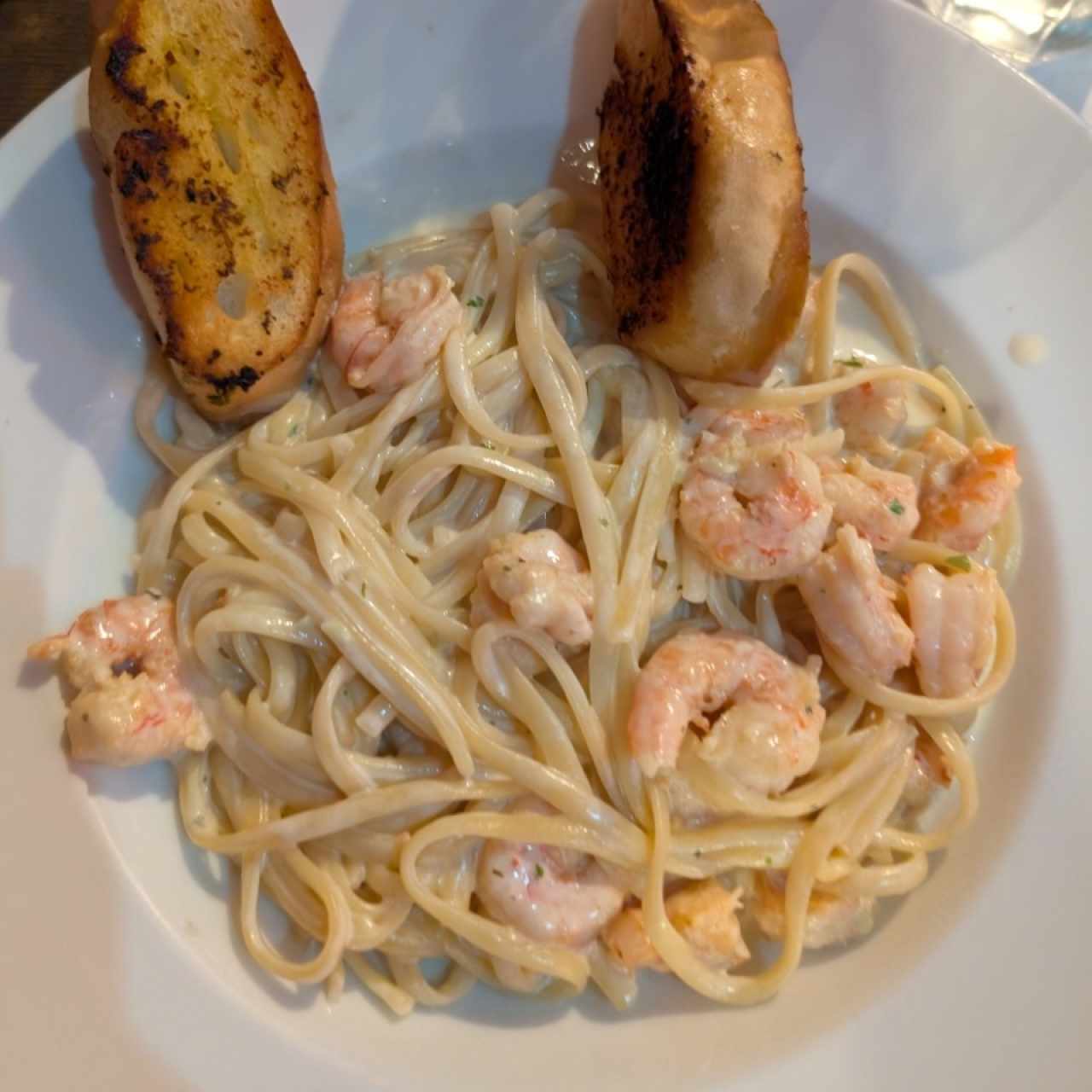 Linguini con camarones - salsa blanca 