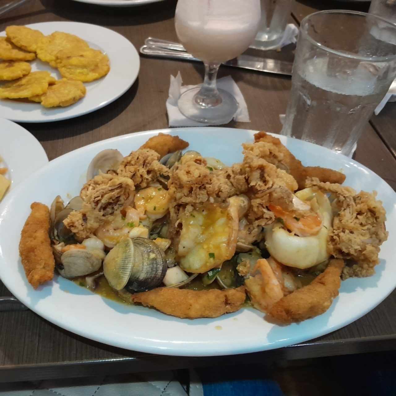 Medio mixto de mariscos y media picada de carnes + 2 acompañamientos
