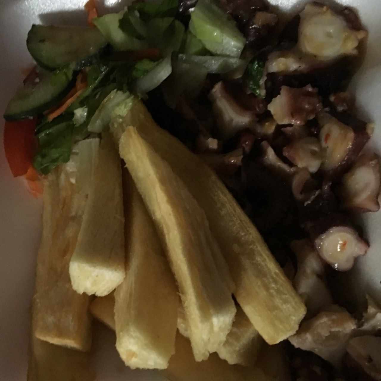 Pulpo al ajillo con yuca