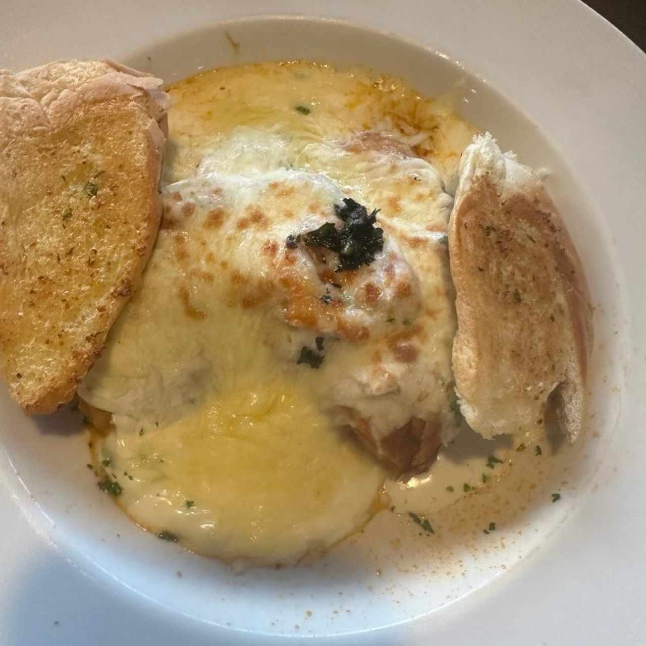 Lasagna con Pollo en salsa roja, bañado en salsa blanca o roja