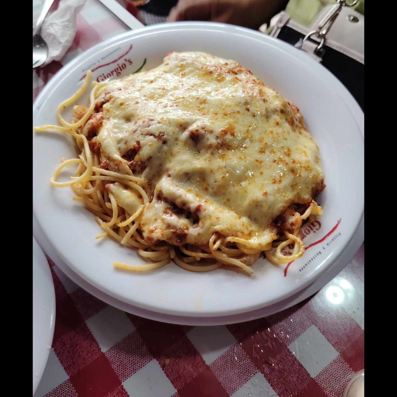Spaghettini gratinado con salsa