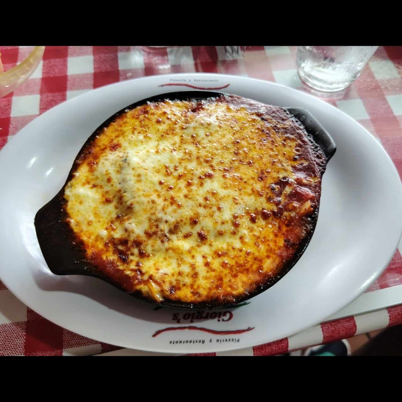 Lasagna con carne gratinada con salsa