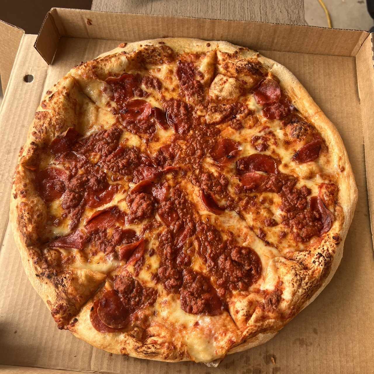 Pizza con pepperoni y carne molida familiar