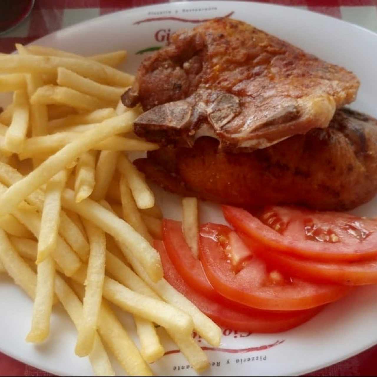 Chuleta Frita con Papas Fritas y Tomate