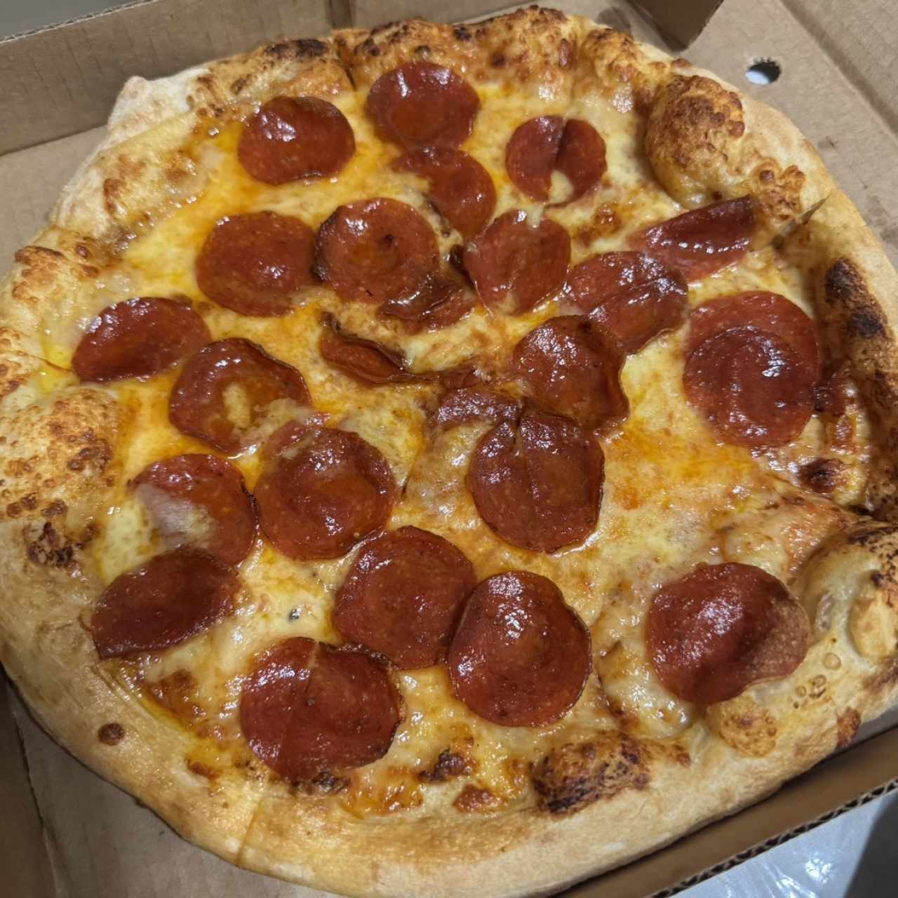Pizza con pepperoni mediana