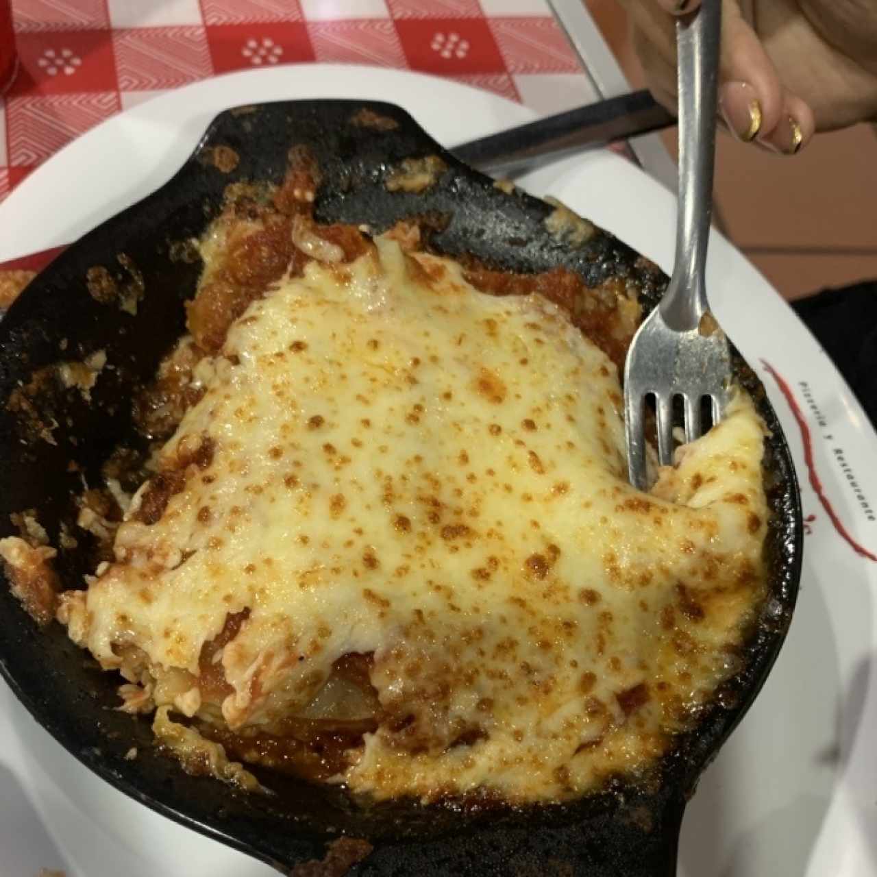Lasagna con carne gratinada con salsa