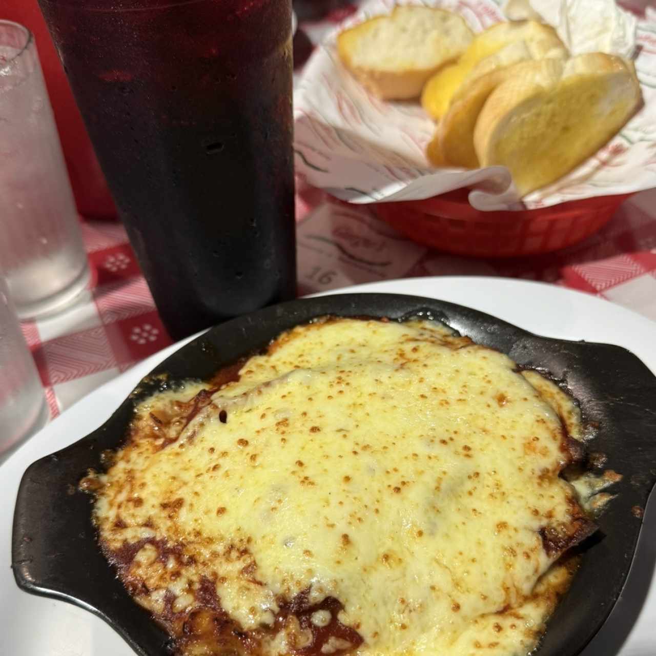 Lasagna con carne gratinada con salsa