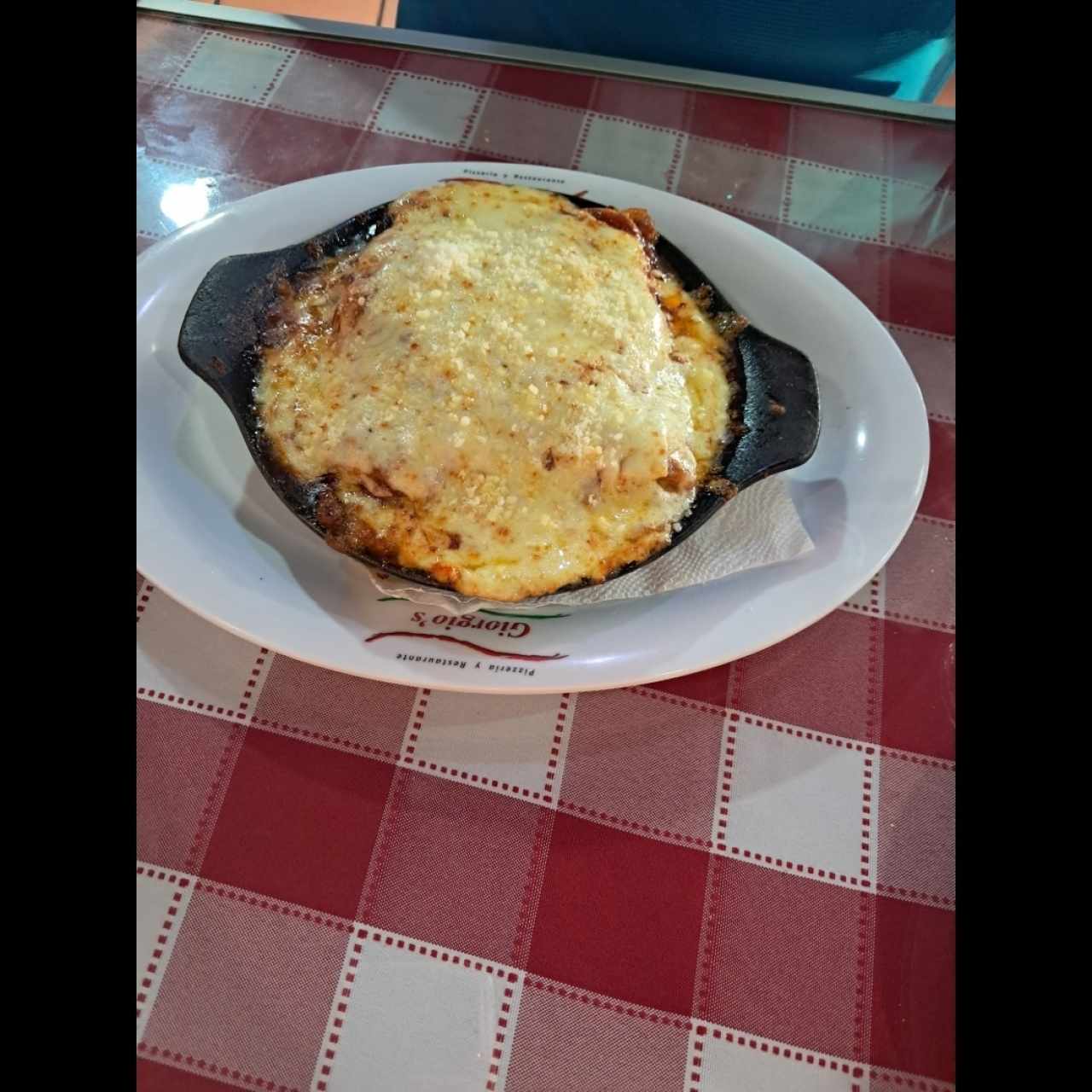 Lasagna con carne gratinada con salsa