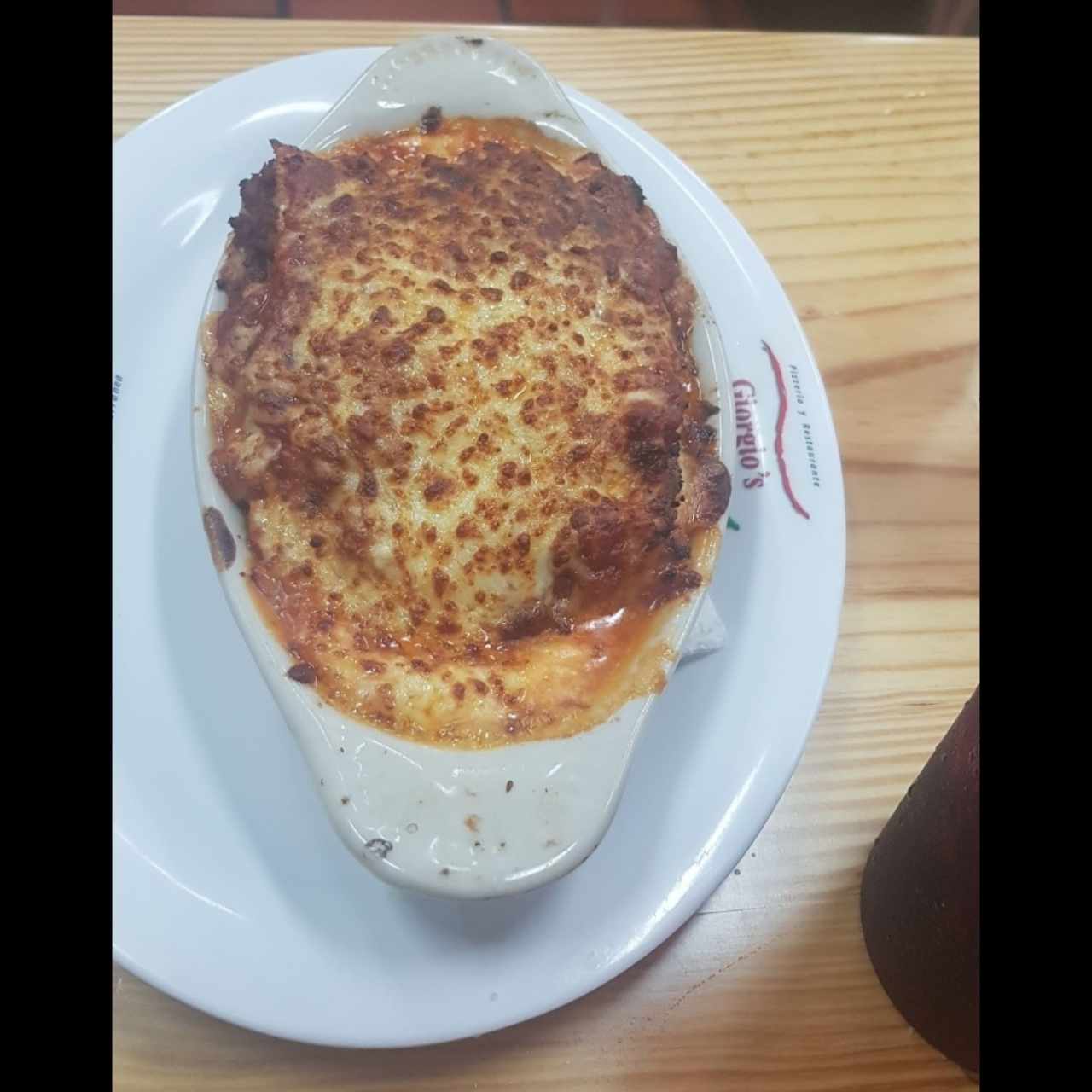 Lasagna con carne gratinada con salsa