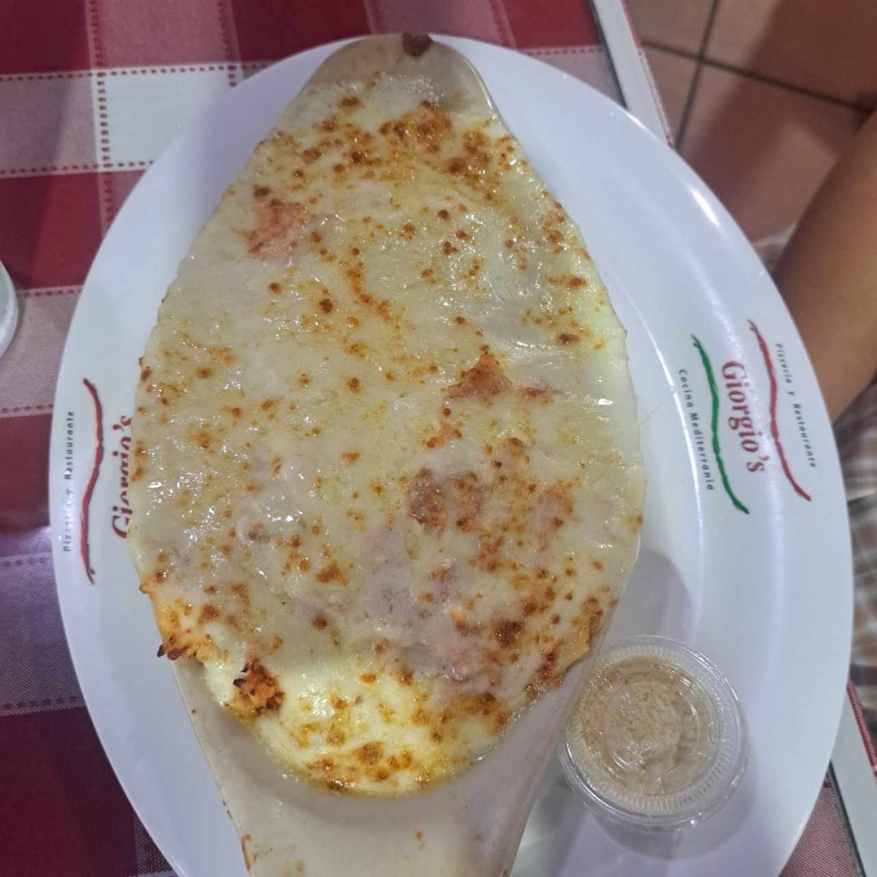 Lasagna de pollo gratinada con salsa