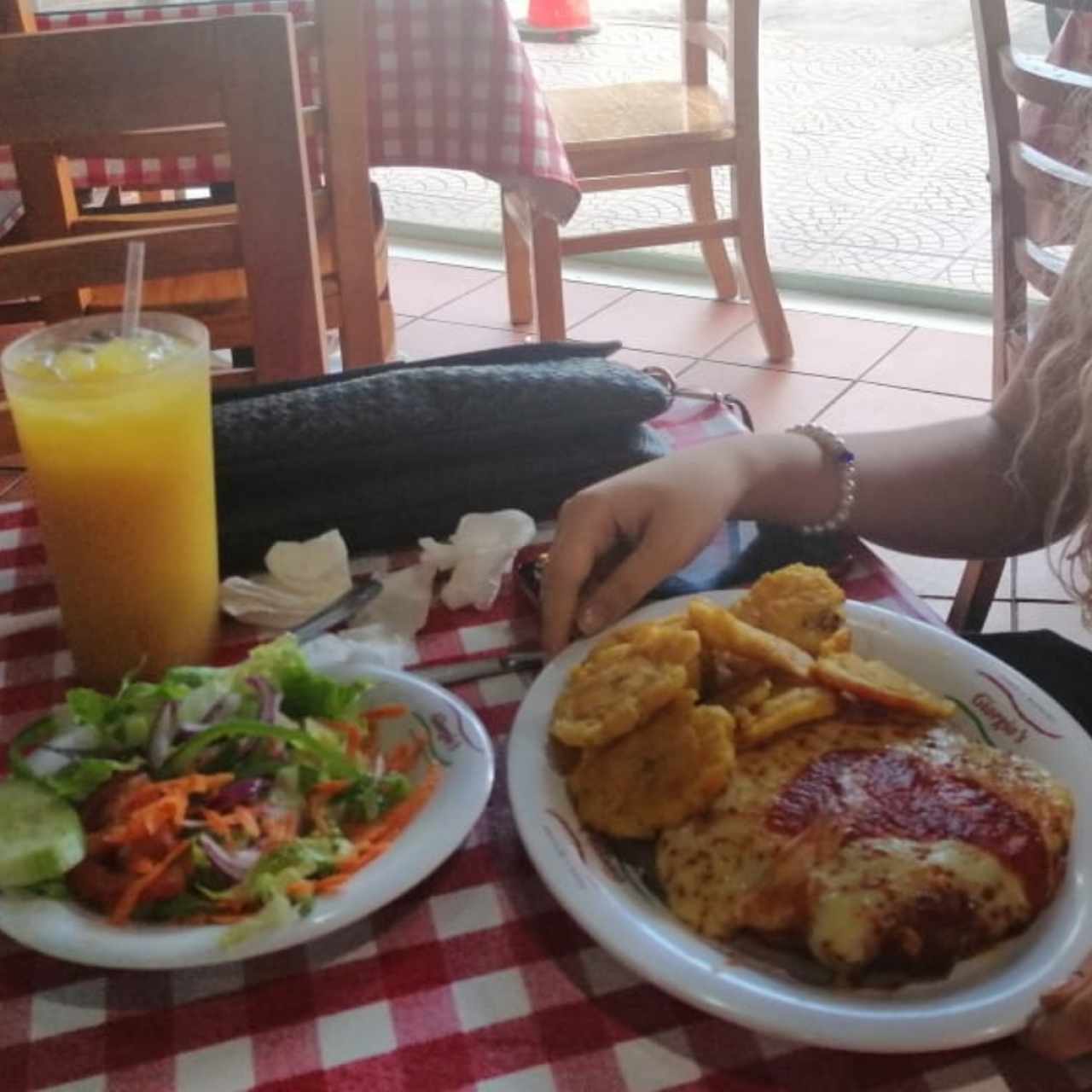 pechuga de pollo gratinada con patacones