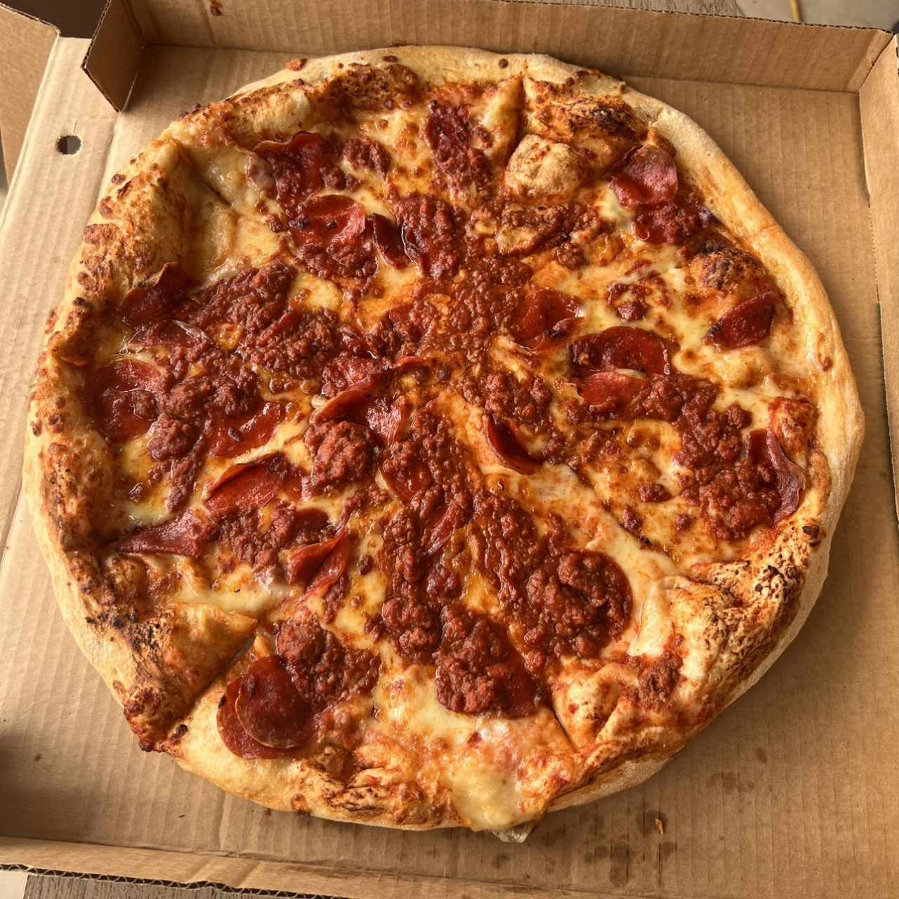 Pizza con pepperoni mediana
