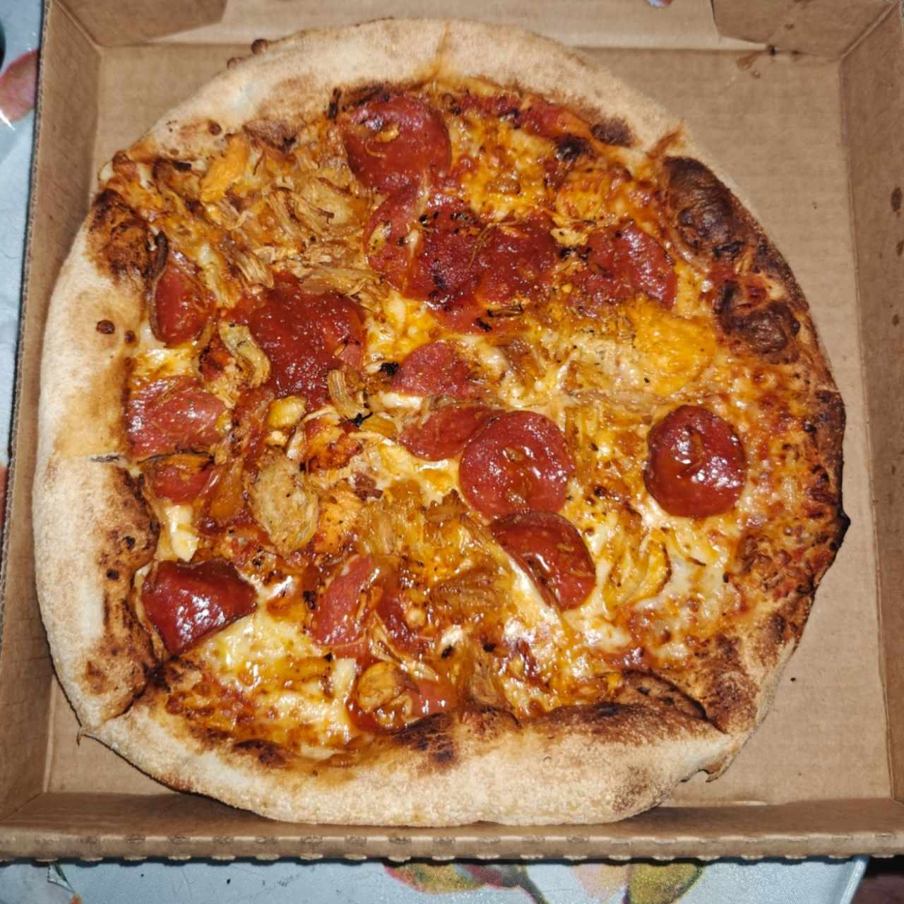 Pizza con pepperoni y pollo mediana