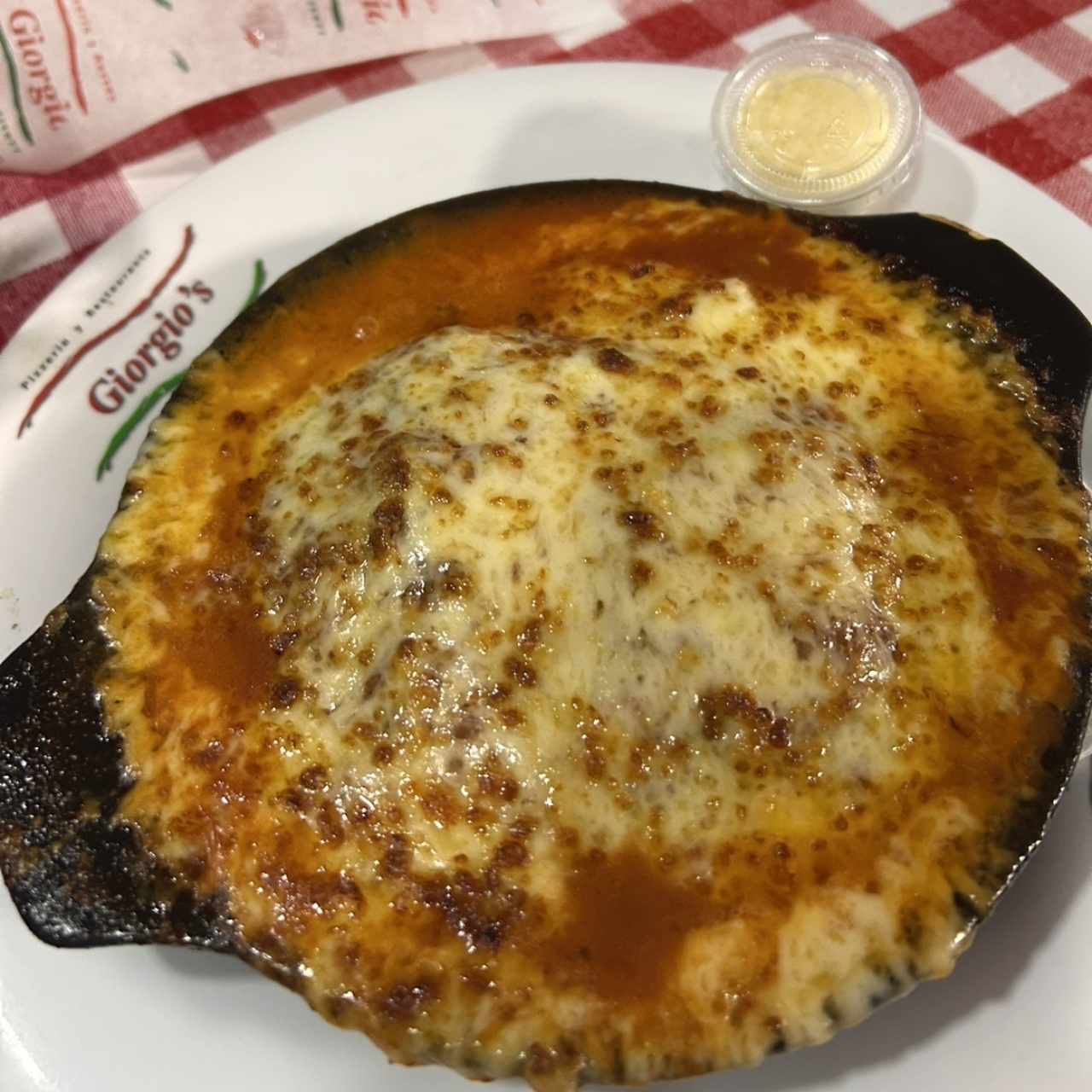 Lasagna con carne gratinada con salsa