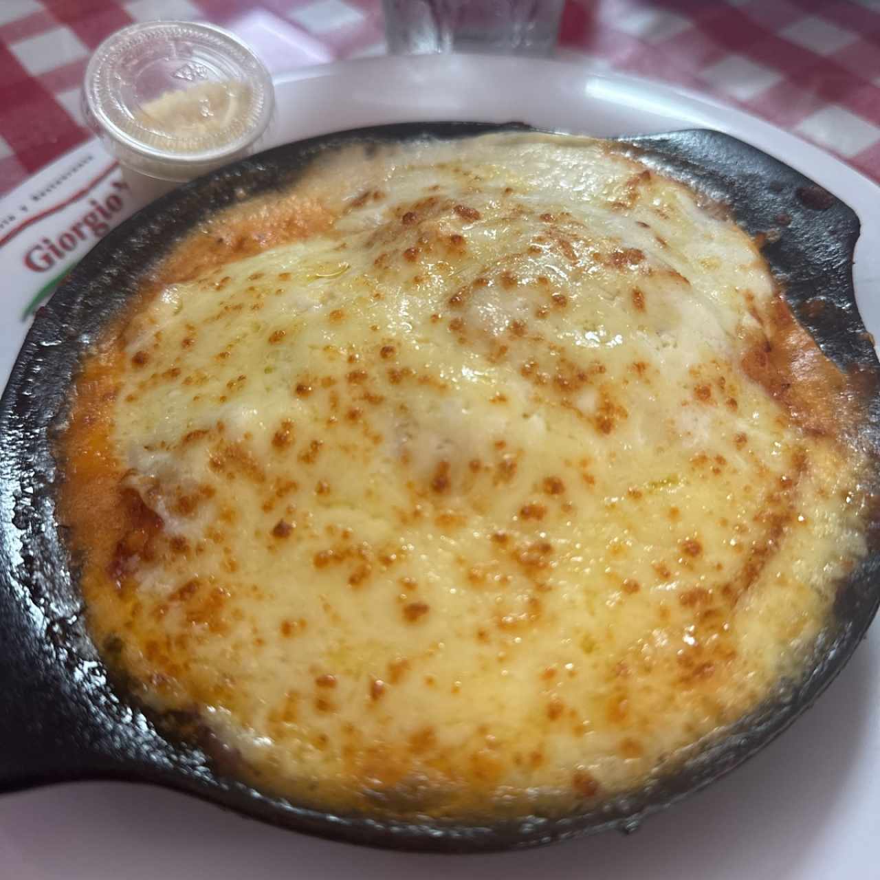 Lasagna de pollo gratinada con salsa