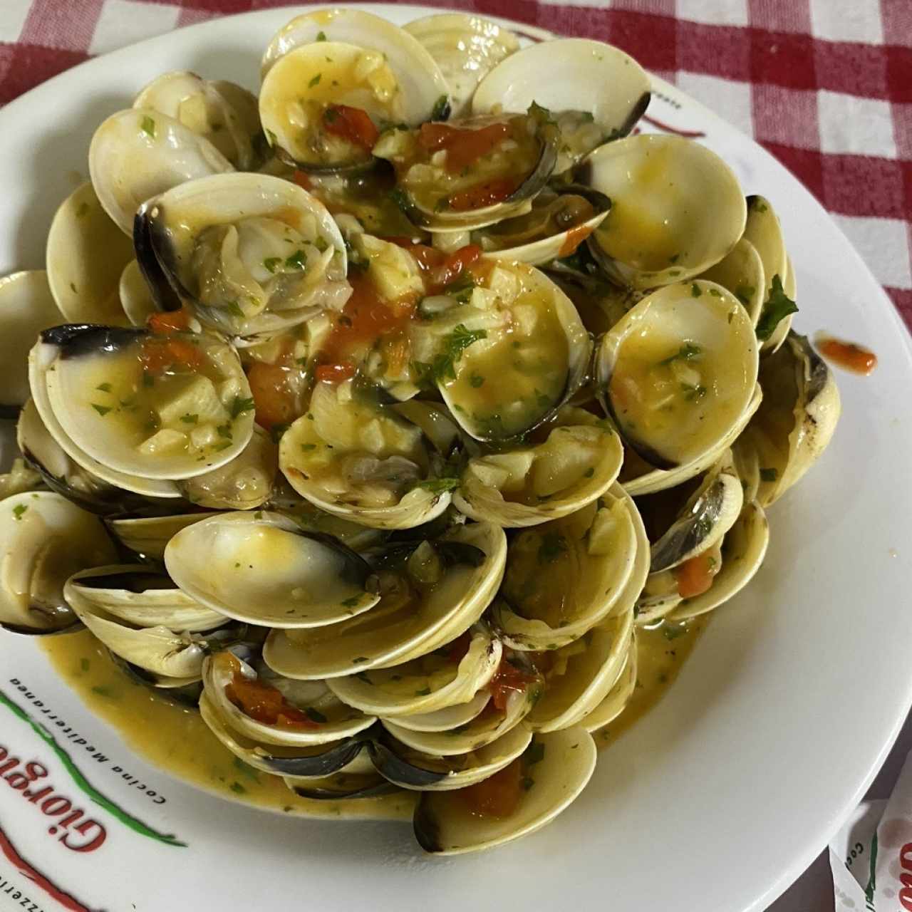 Almejas al ajillo (en su concha)
