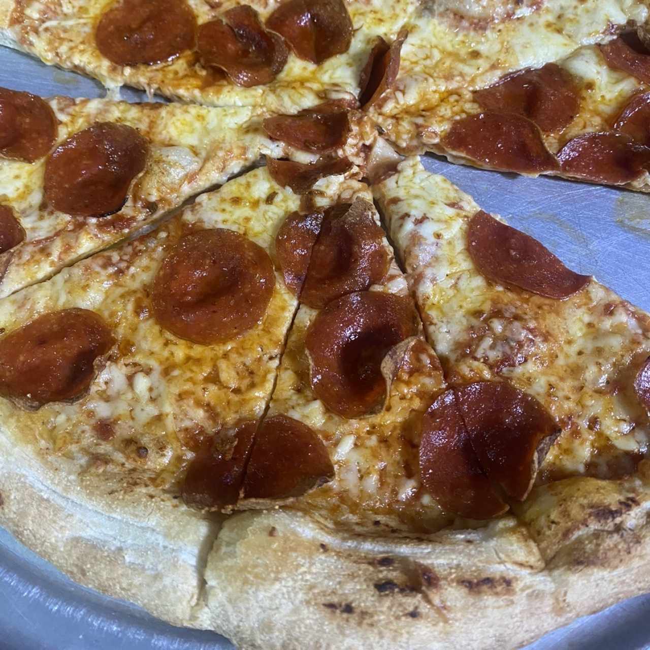 Pizza con pepperoni mediana