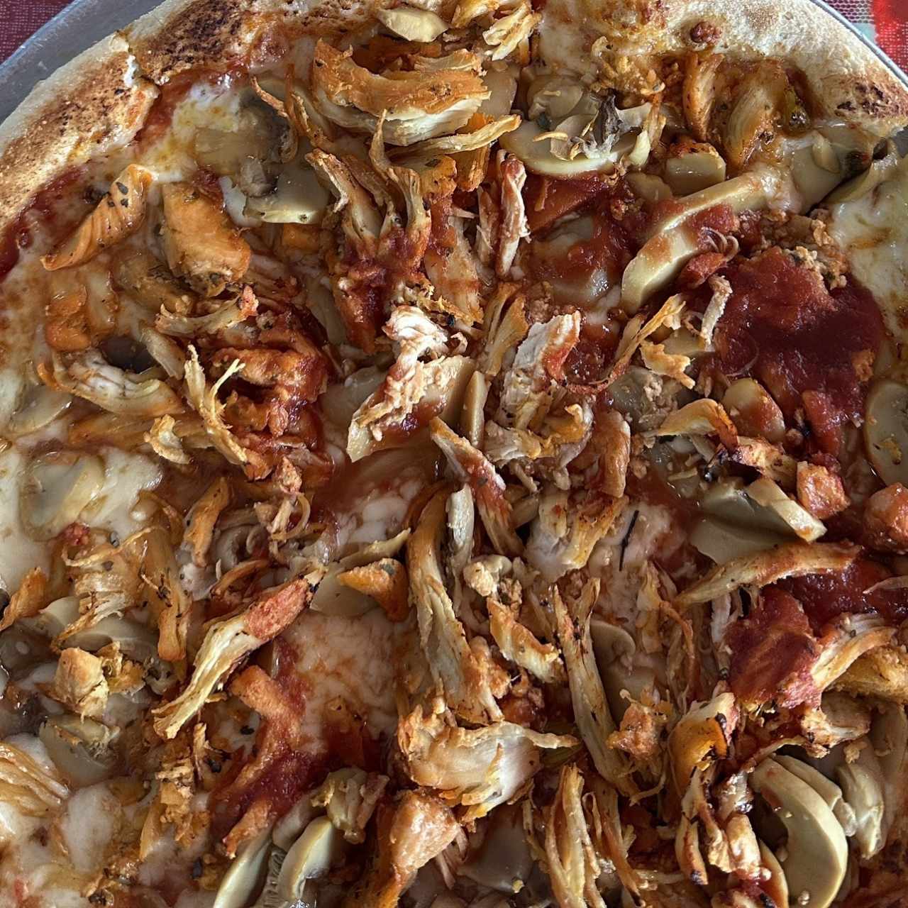 Pizza con pollo y hongos mediana