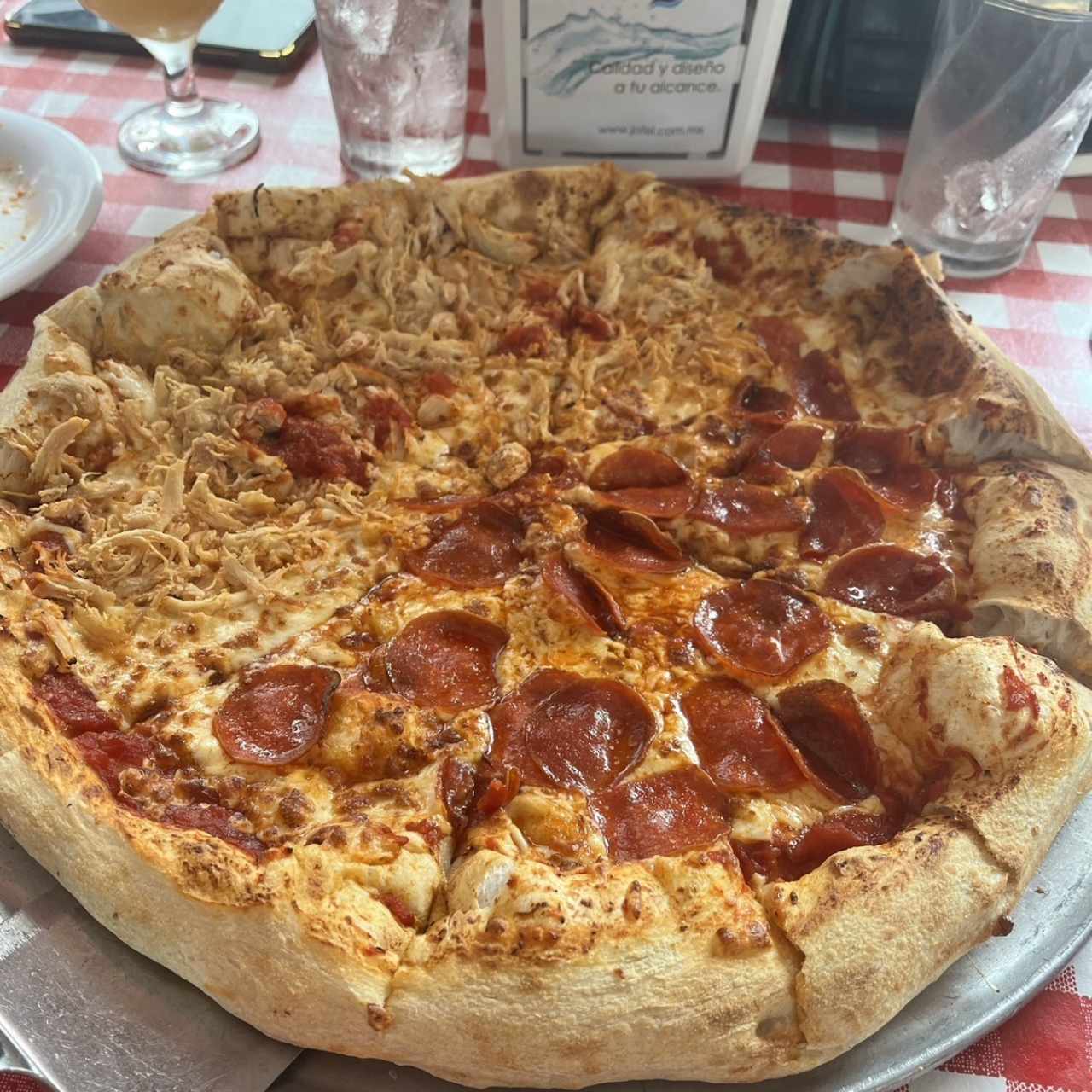 Pizza con pepperoni y pollo familiar