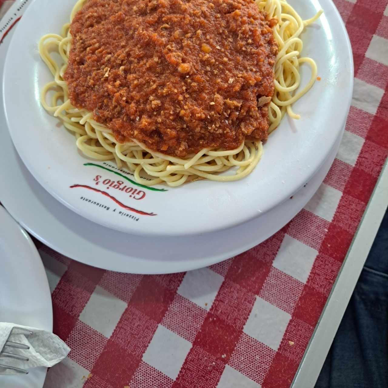 espagueti a la boloñesa en salsa roja