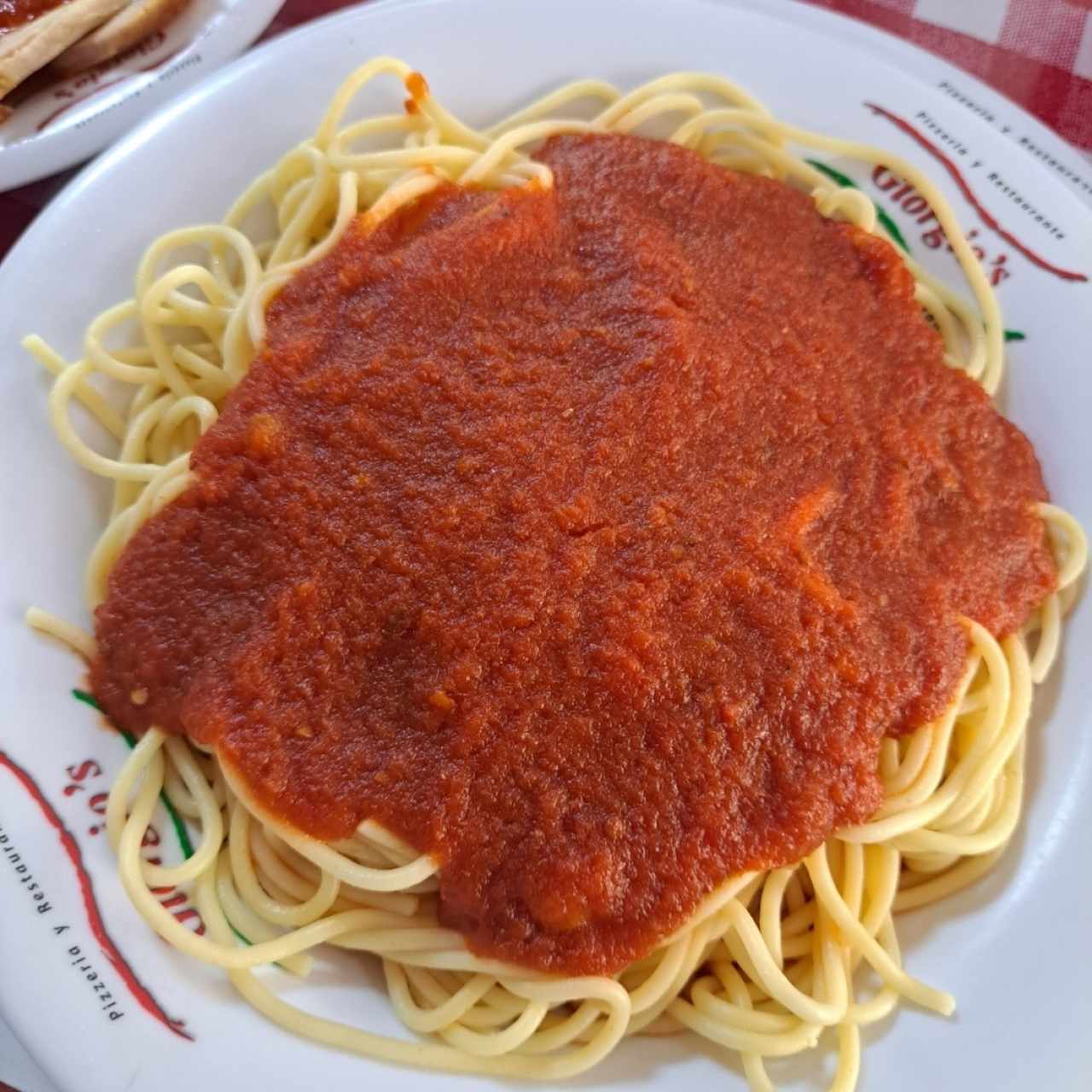pasta larga en salsa roja