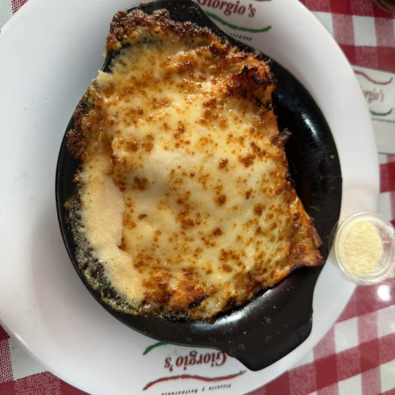 Lasagna de pollo gratinada con salsa