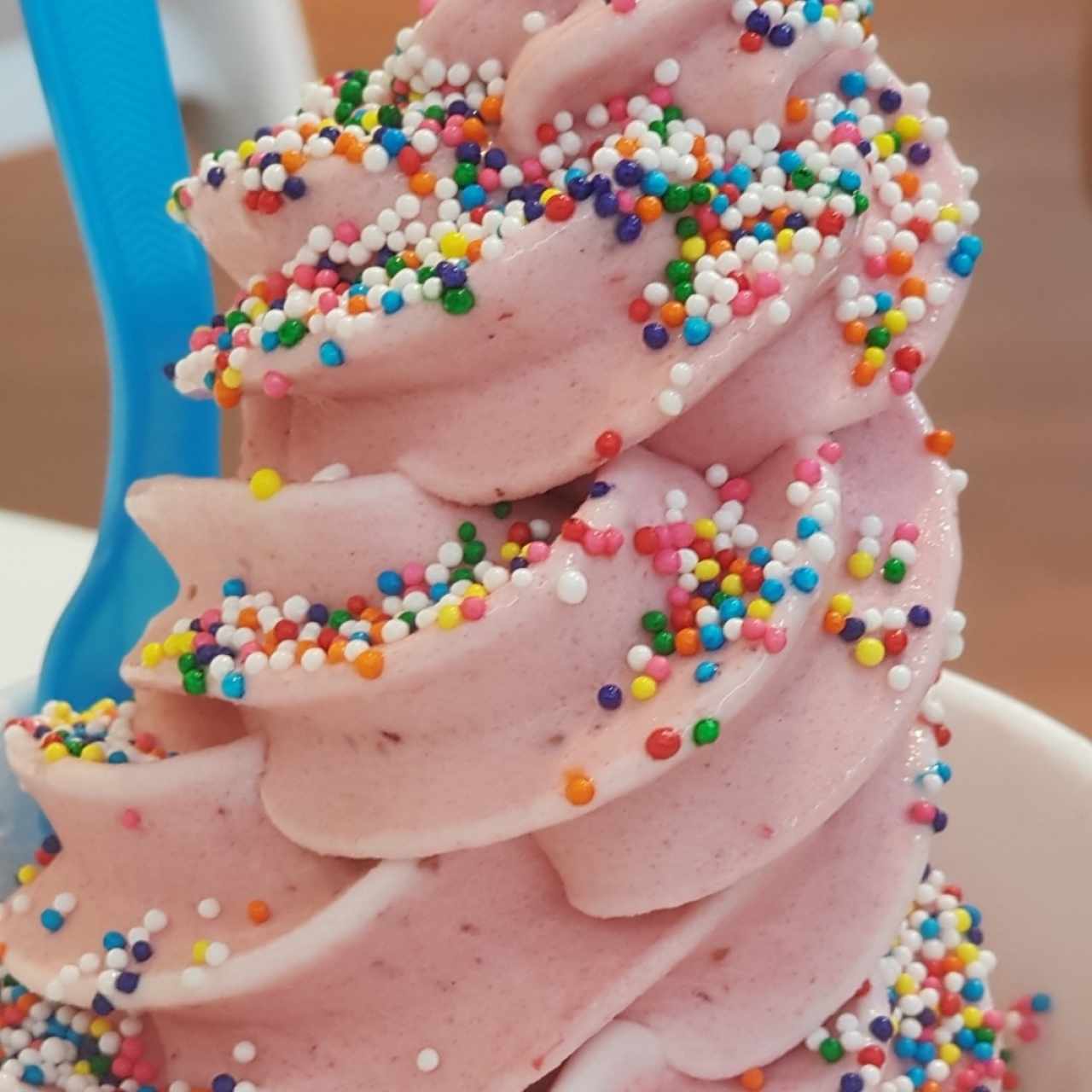yogur de Fresa con lluvia de colores
