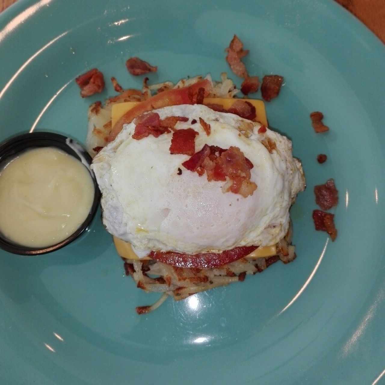 huevo con queso chedar y tocino sobre para habrían