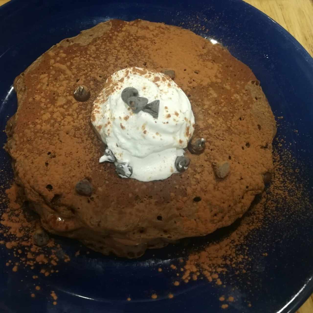 pancake de chocolate y mousse de chocolate