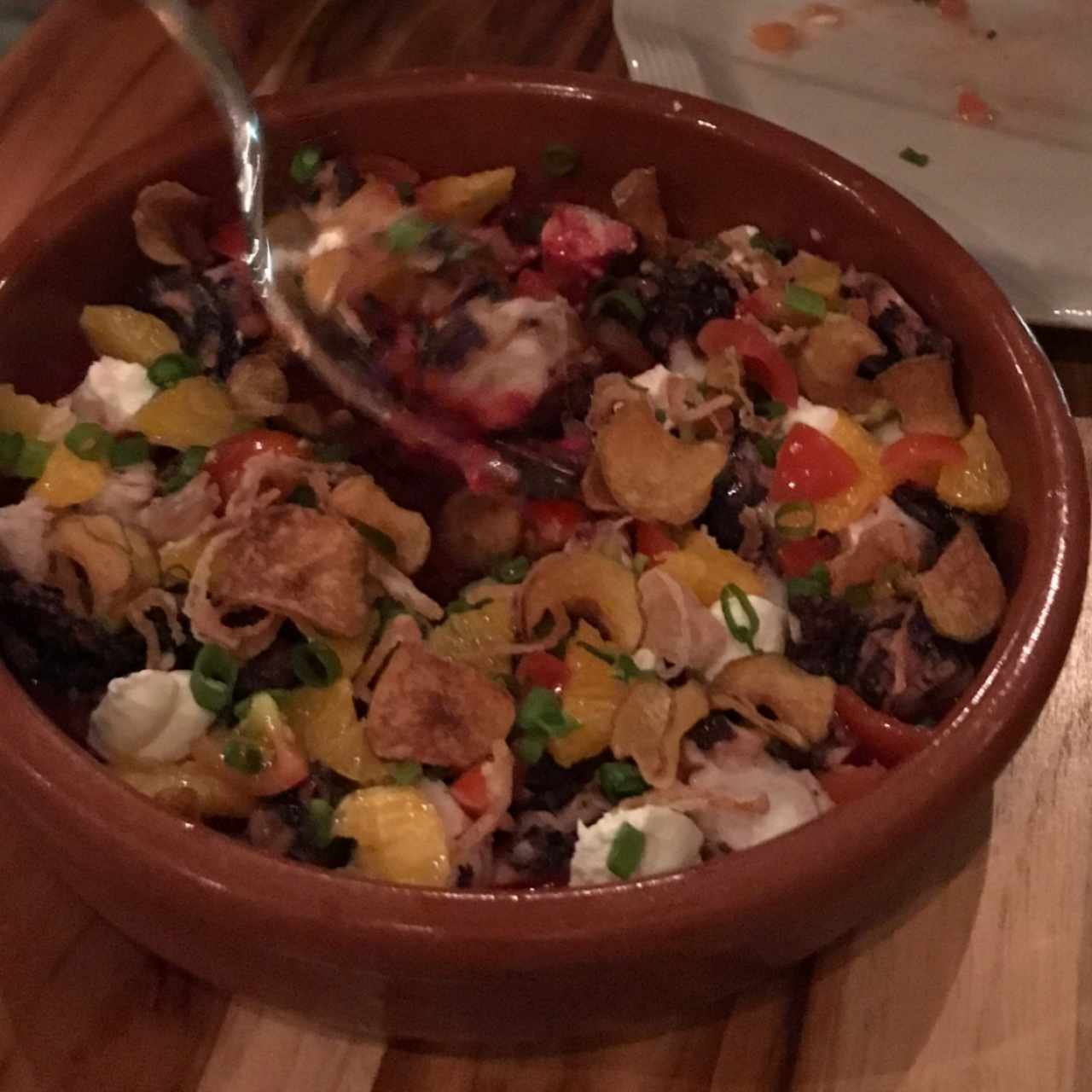 Pulpo con Tomatitos, queso de cabra y chicharron