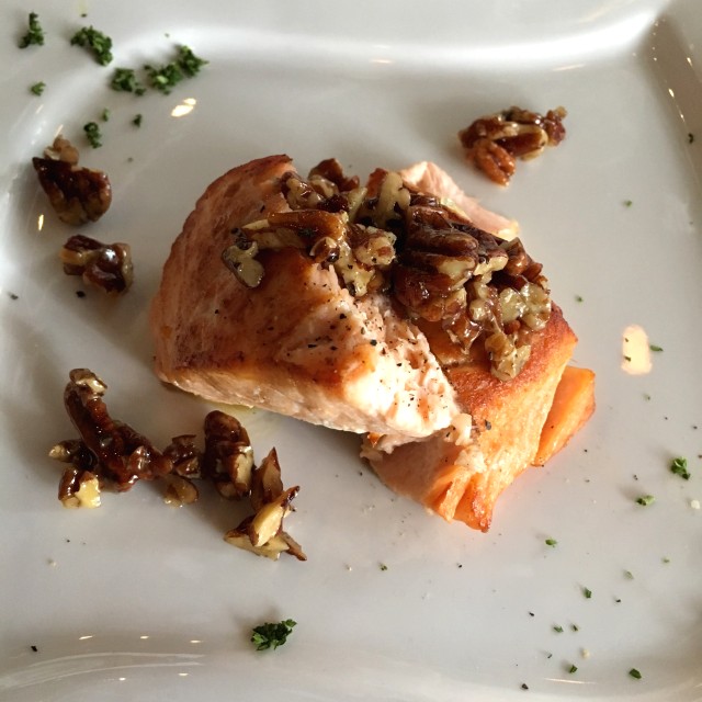 Salmón com nueces caramelizadas