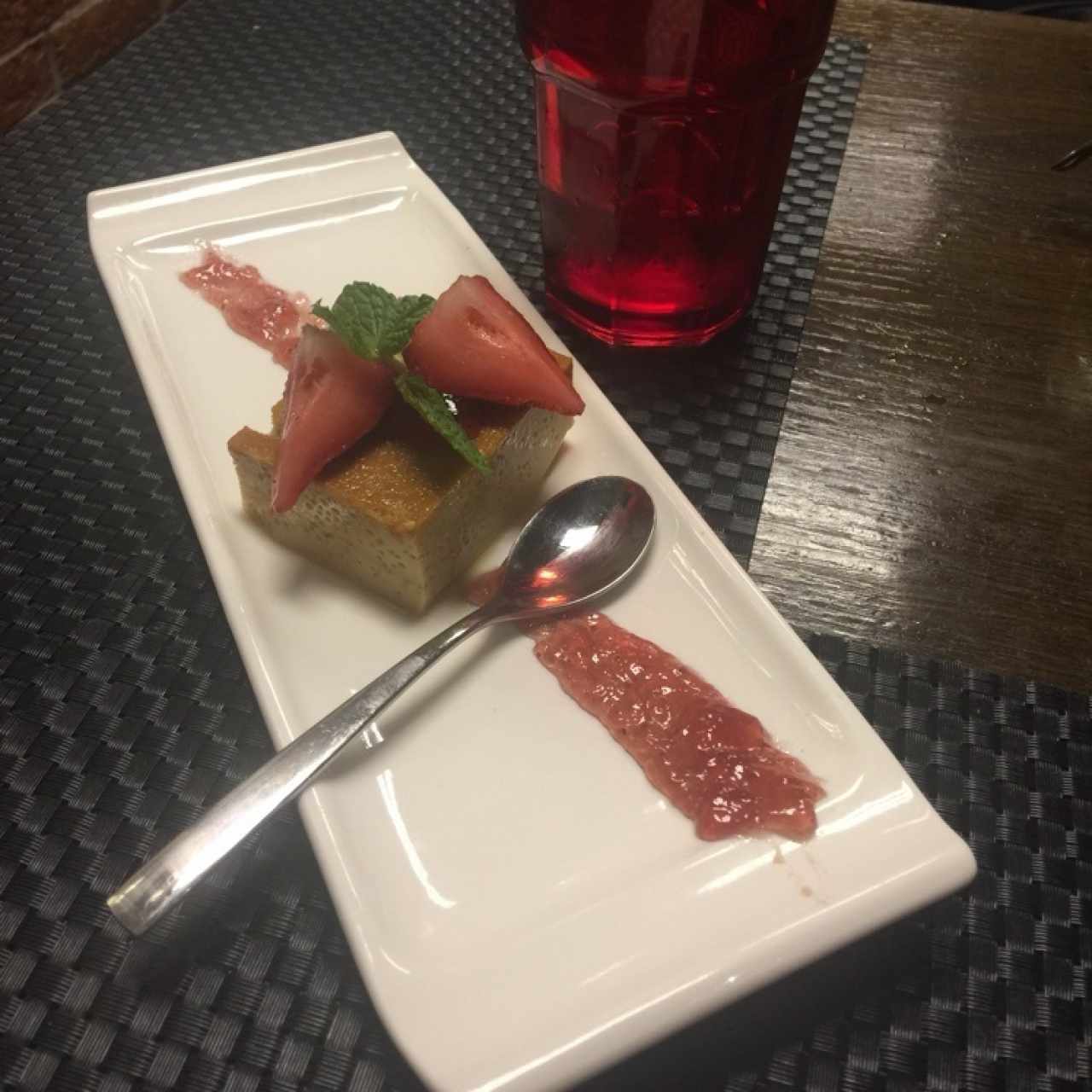 Flan de casa con fresa
