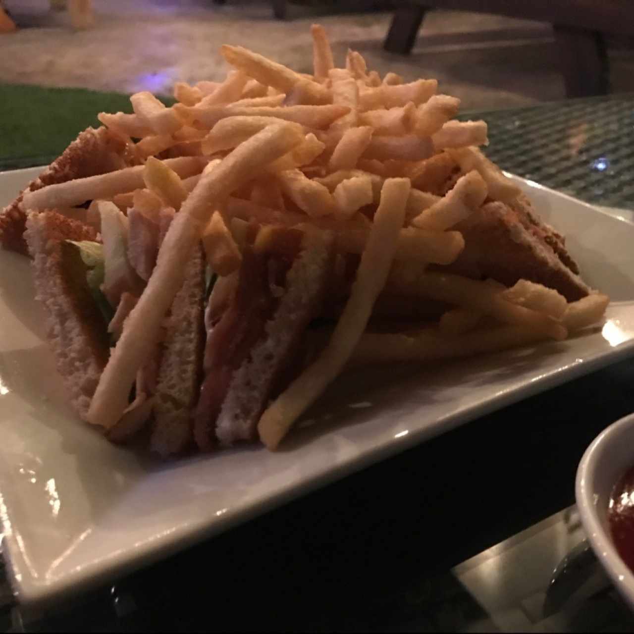 Platos calientes - Club sandwich Granada
