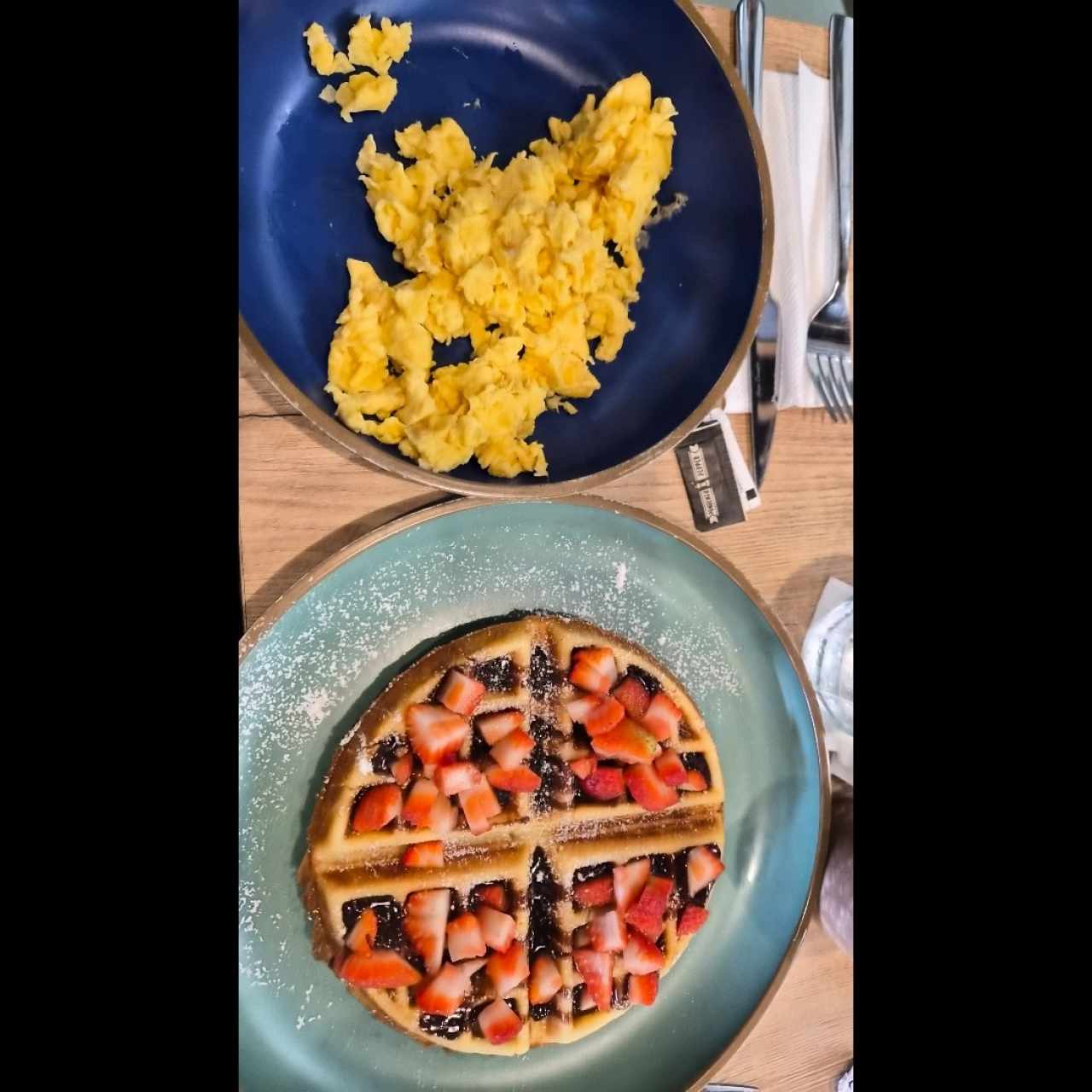 DESAYUNO - WAFFLES y Huevos Revueltos 