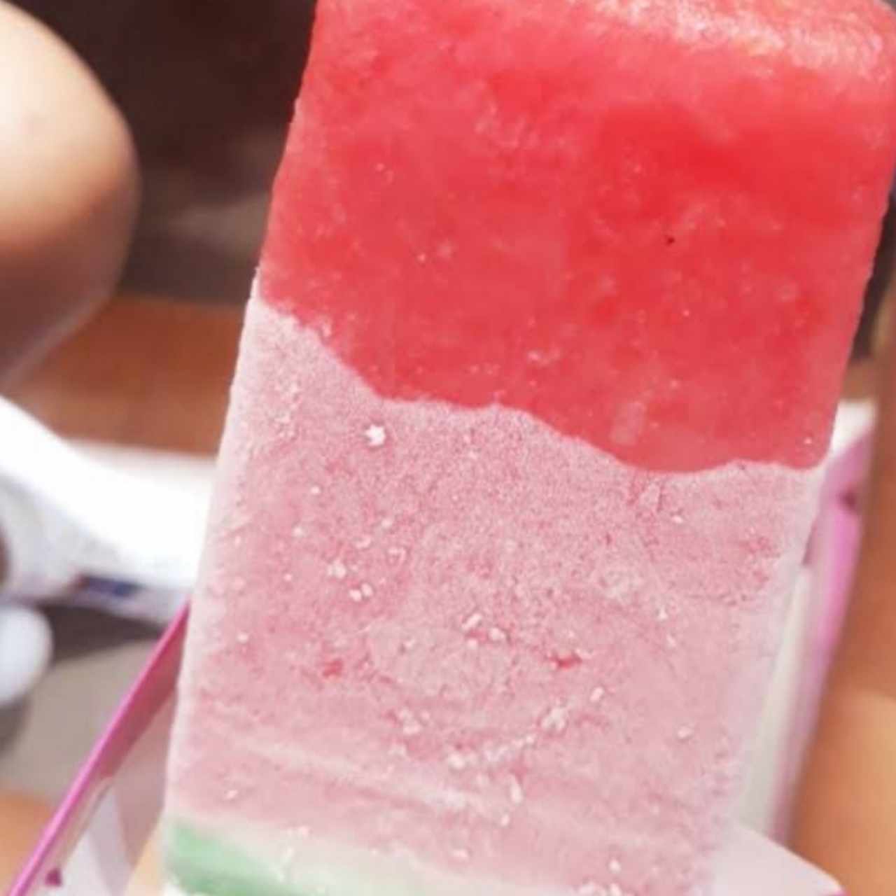 paleta de fresa y leche condensada