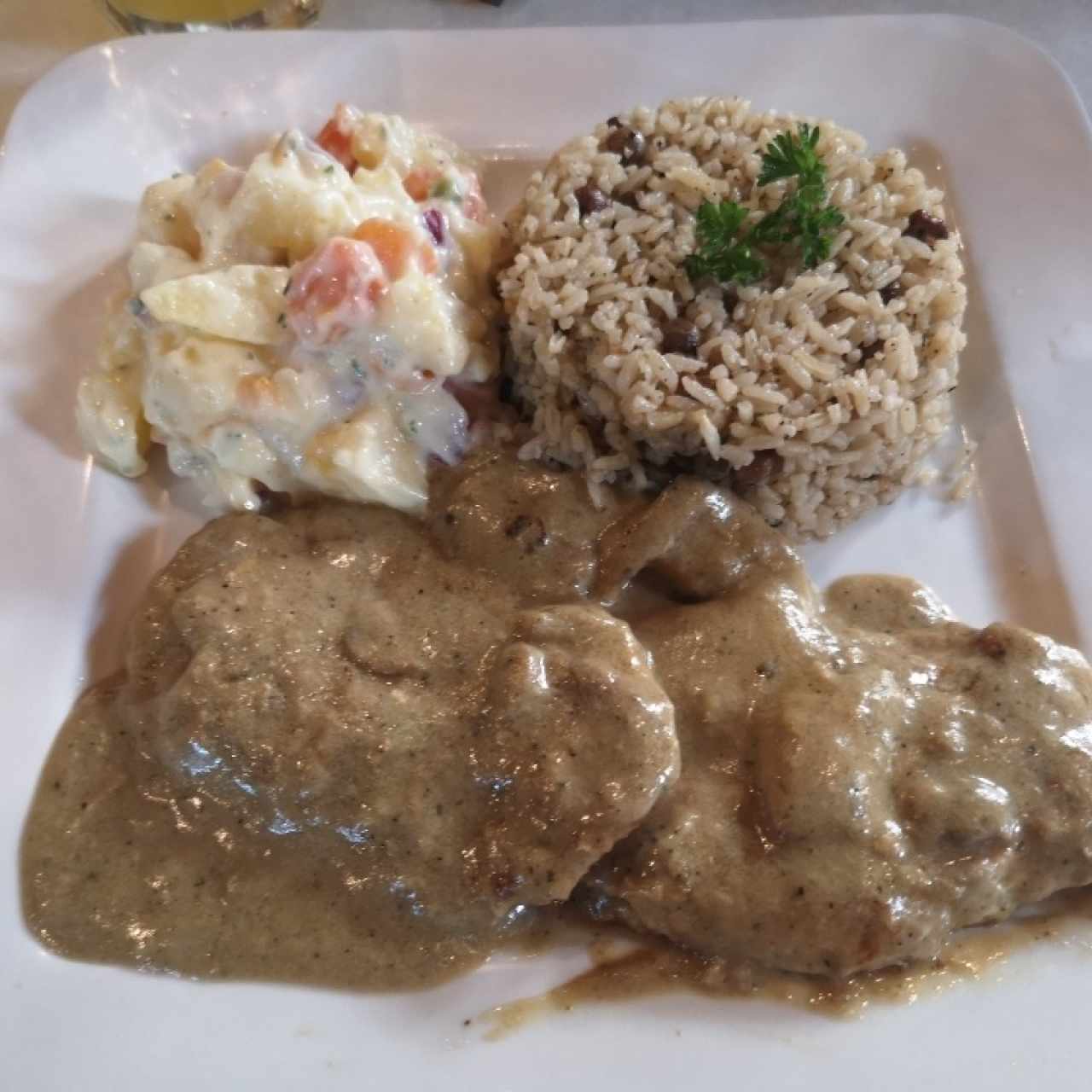 Comida del día Arroz con güandu, pechuga en salsa de hongos y ensalada de papas