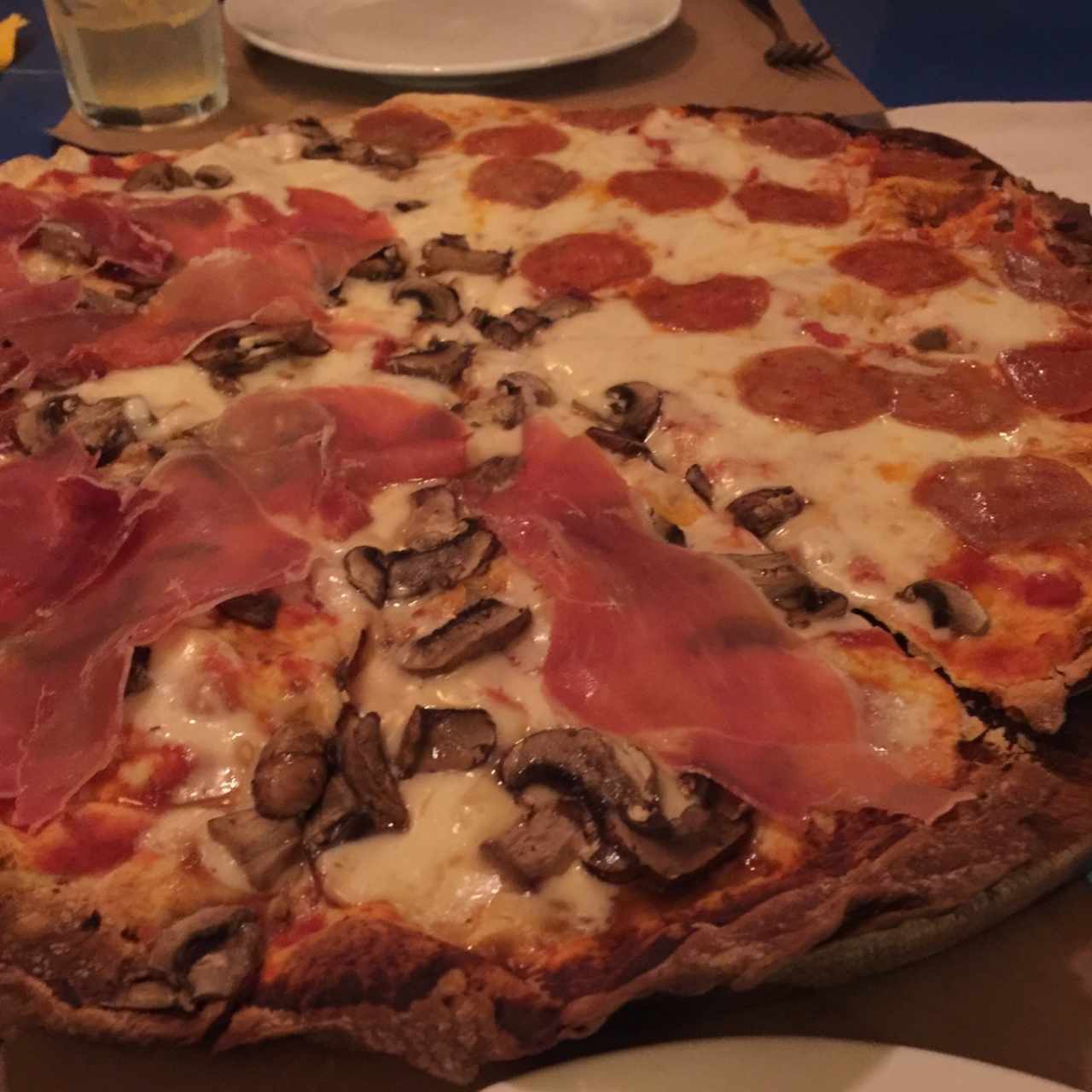 pizza de peperoni y de prociutto