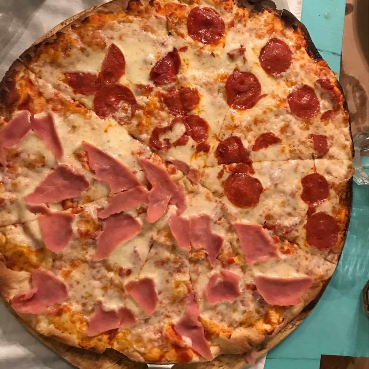 Pizza mitad jamón mitad peperoni