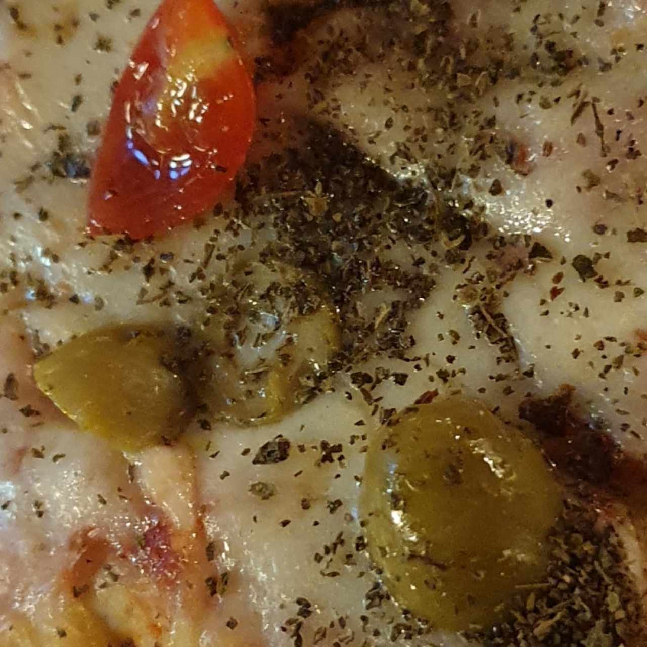 Pizza de Azeitunas Verdes y Tomate