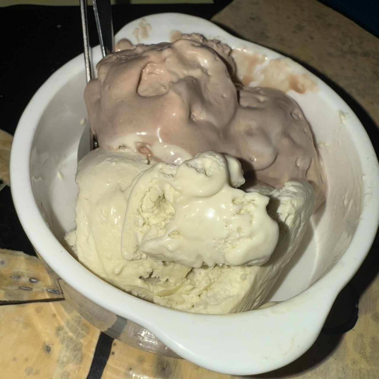 Helado de vainilla y chocolate 