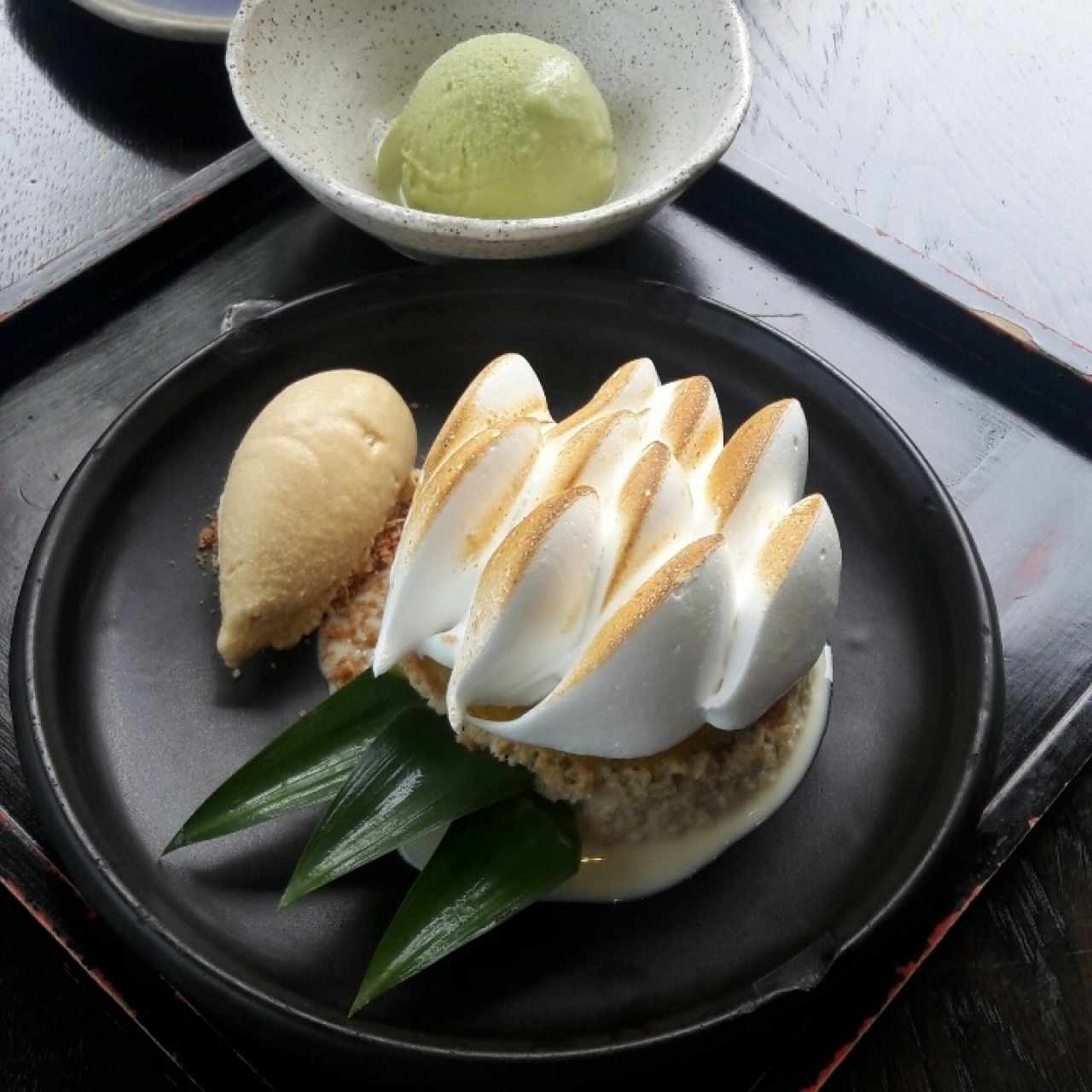 tres leches de piña y helado de te verde