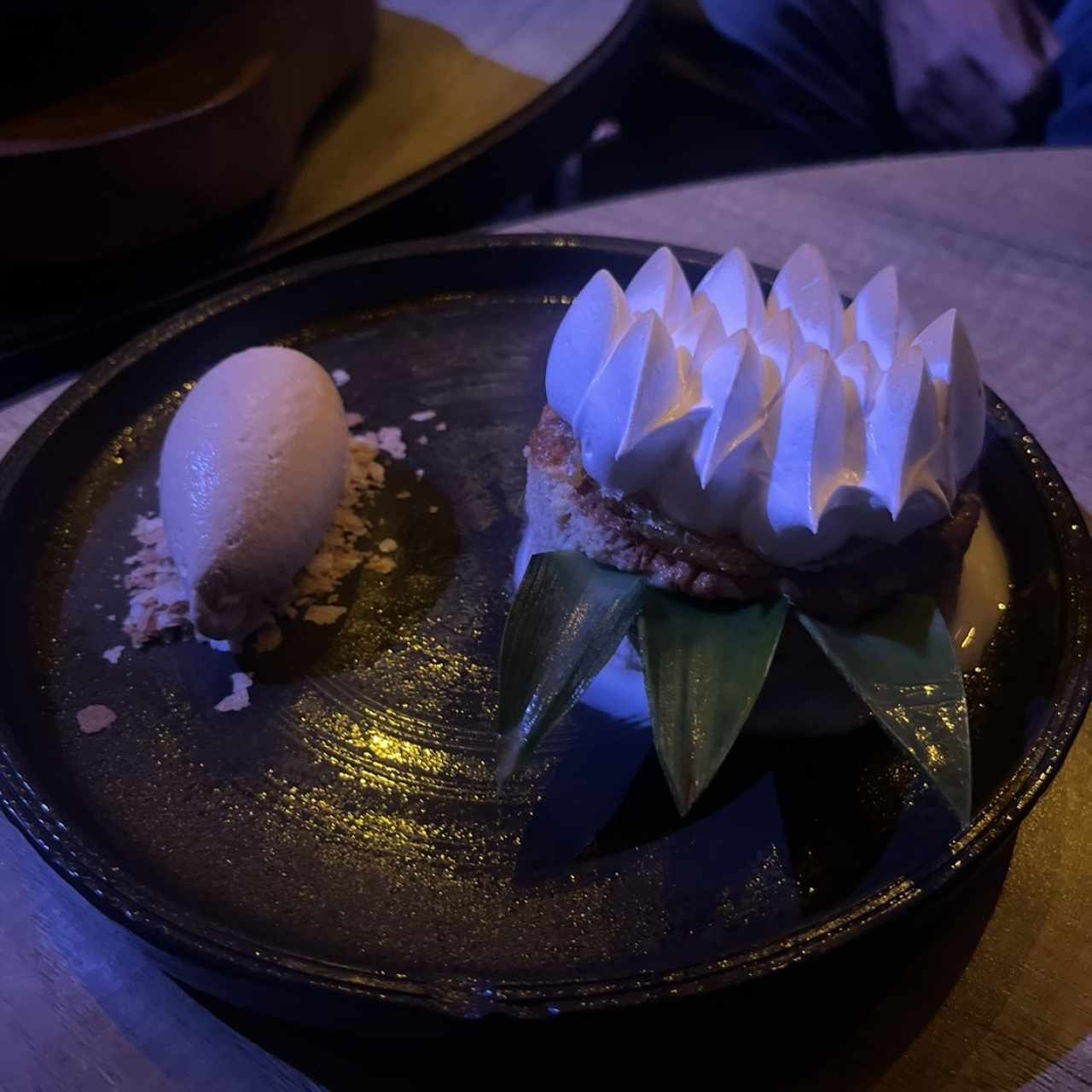 Tres Leches con piña y helado de miel de caña