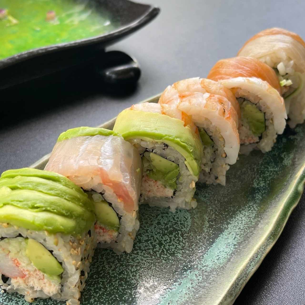 RAINBOW ROLL CANGREJO, TUNA, LANGOSTINO, SALMÓN, YELLOWTAIL, PEPINO, AGUACATE | 18