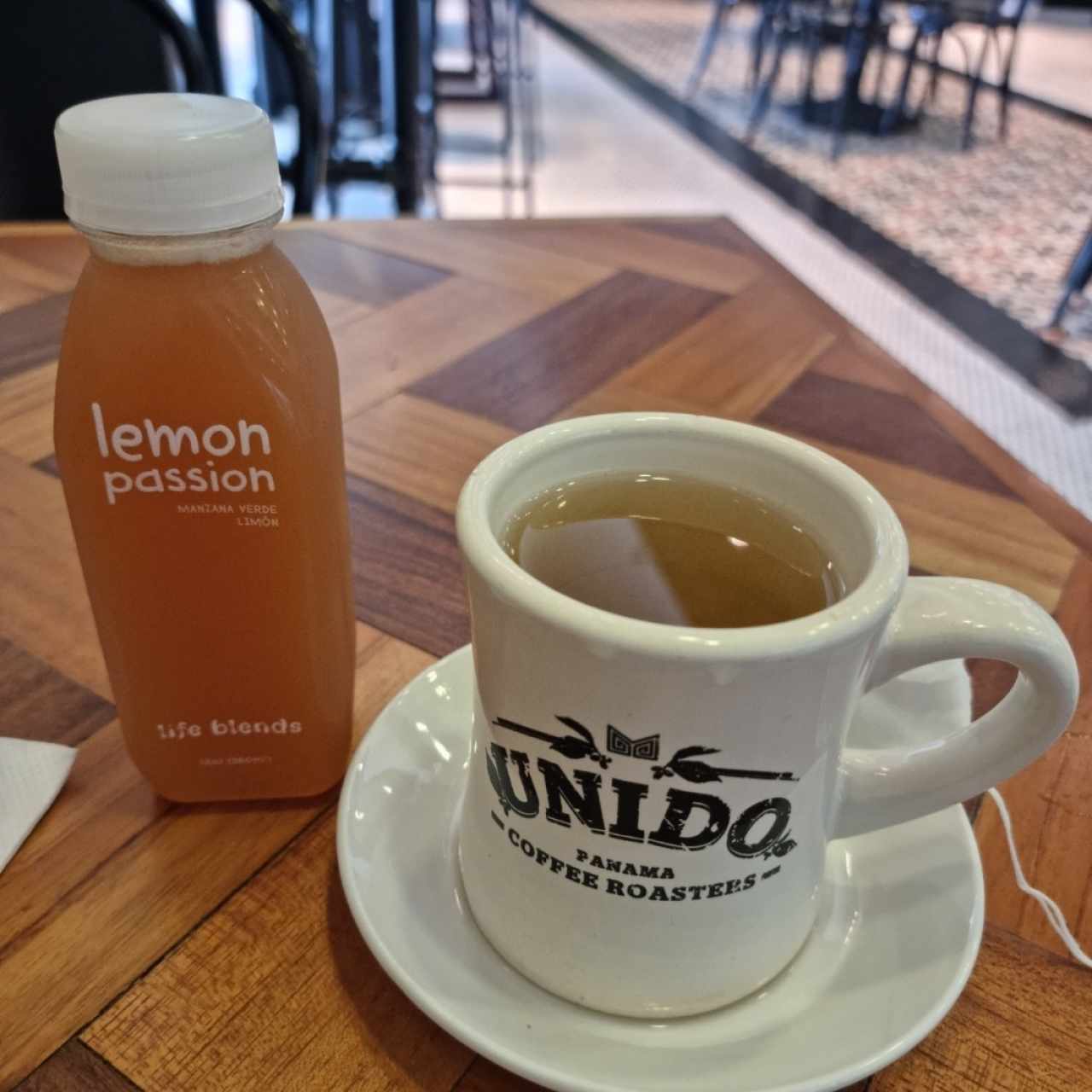 té verde y bebida de manzana con limón.