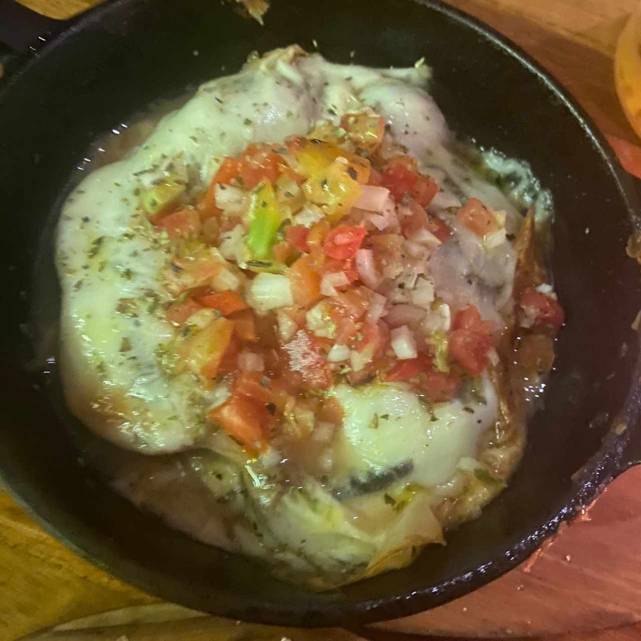 Portobelo a la parrilla con provolone fundido y pico de gallo