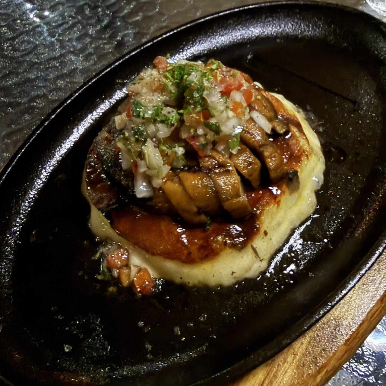 Portobelo a la parrilla con provolone fundido y pico de gallo